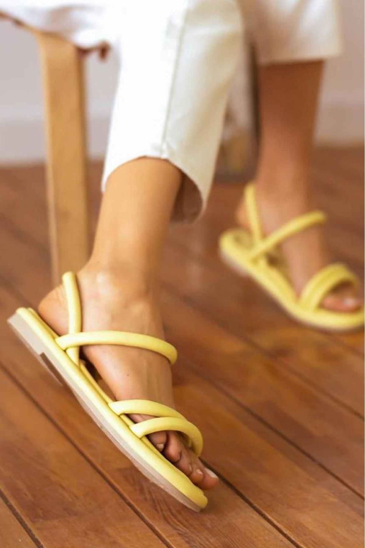 Kasey    Sarı   İnce Kemerli Sandalet  