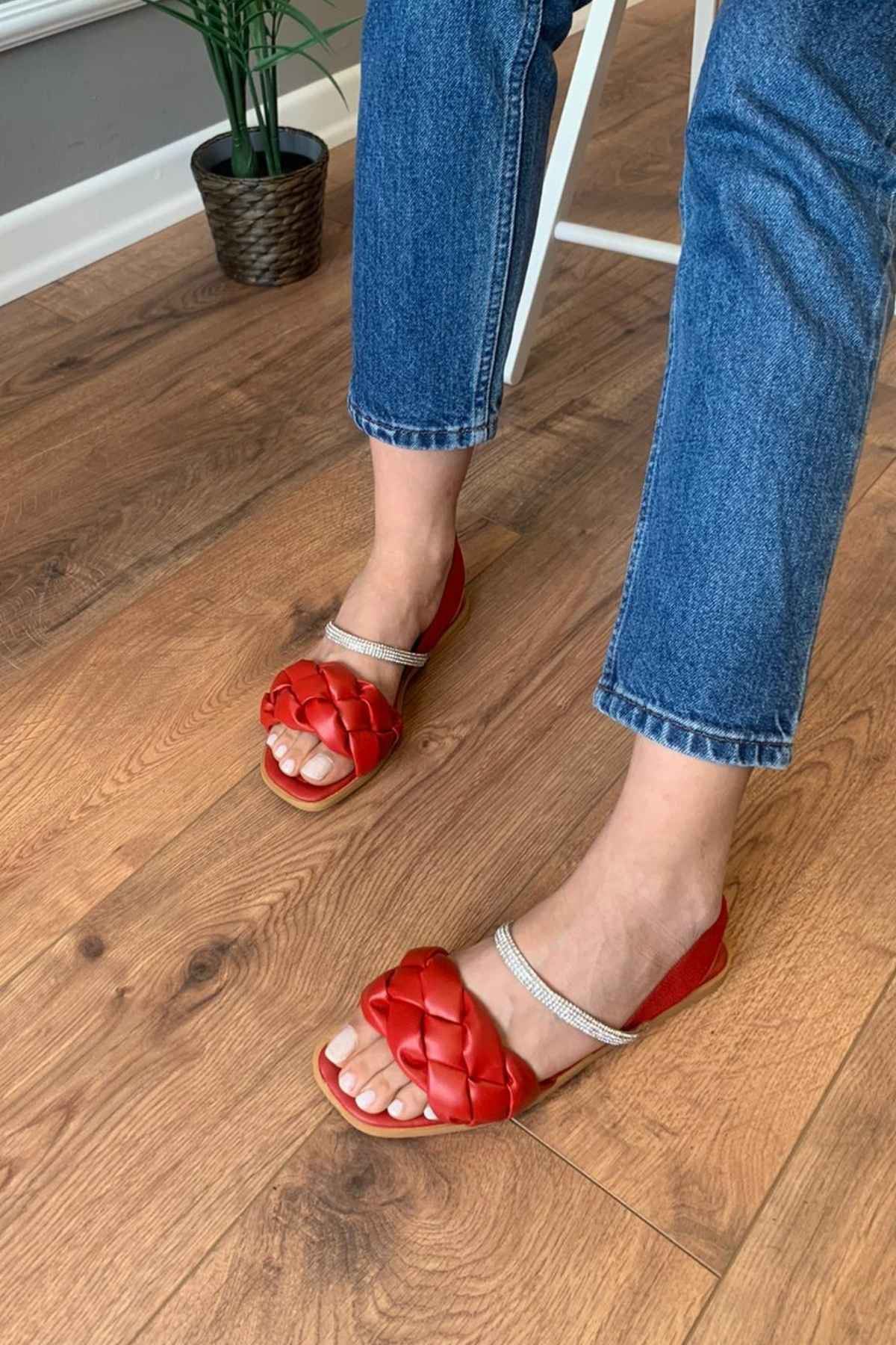 Sonya   Kırmızı  Kalın Örgülü  Taş İşlemeli  Arkası  Lastikli   Sandalet  