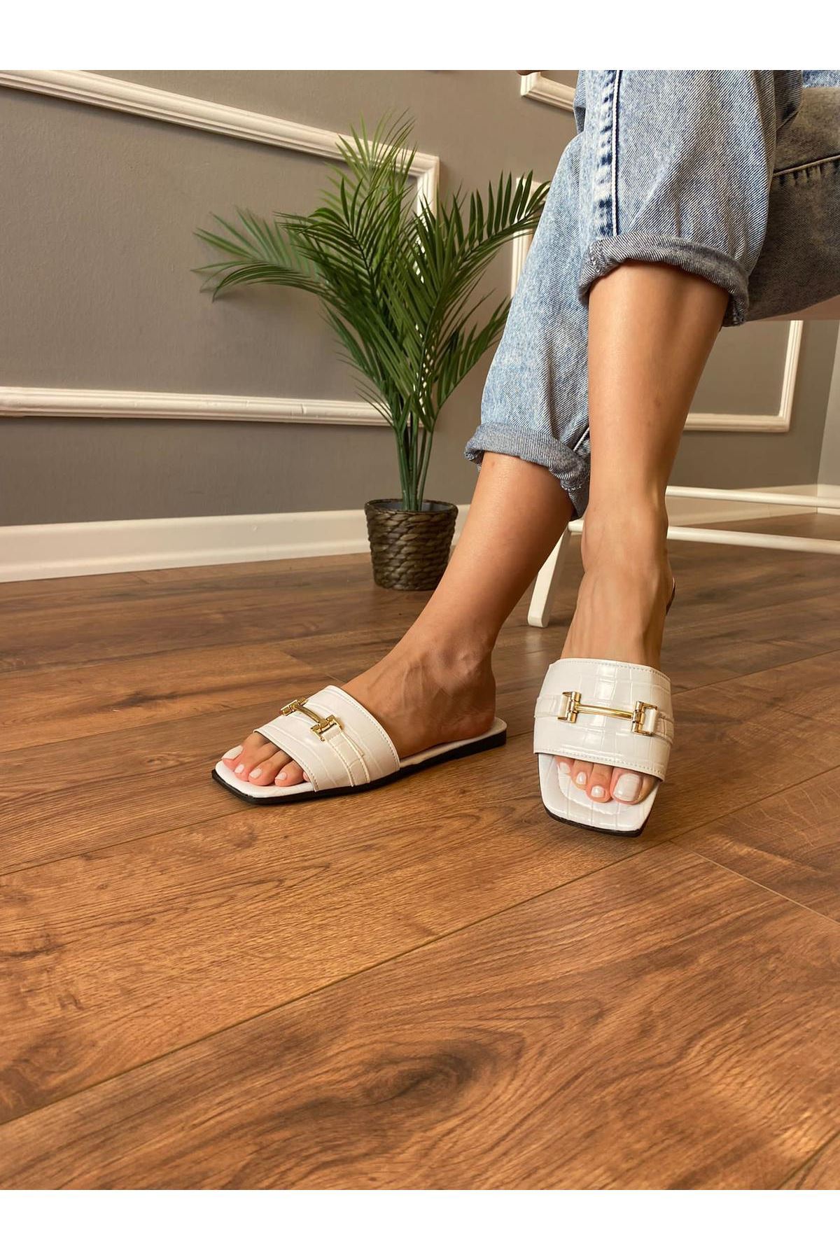 Mata   Beyaz  İnce Demir Tokalı    Terlik 