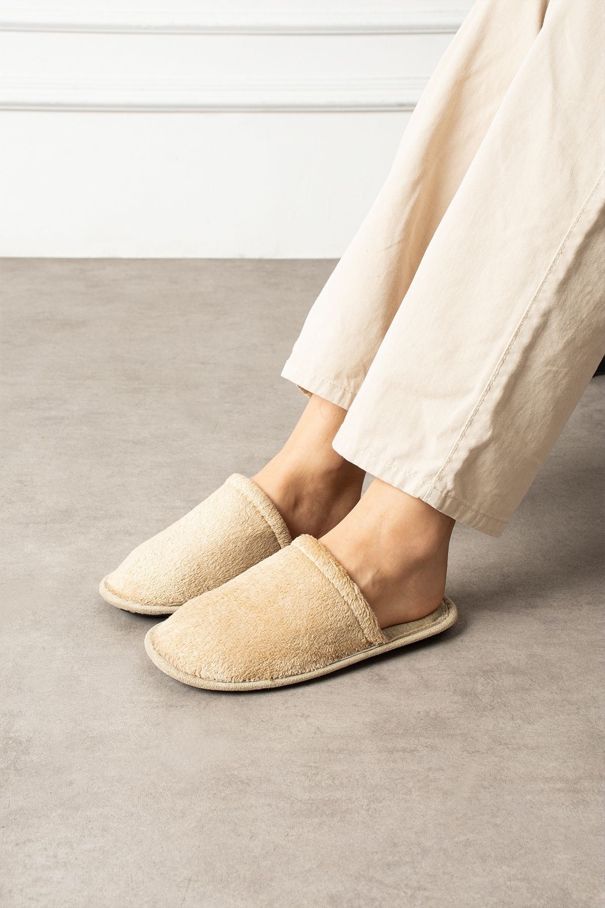 Velin Bej İçi Tüylü Önü Kapalı Ev Terliği