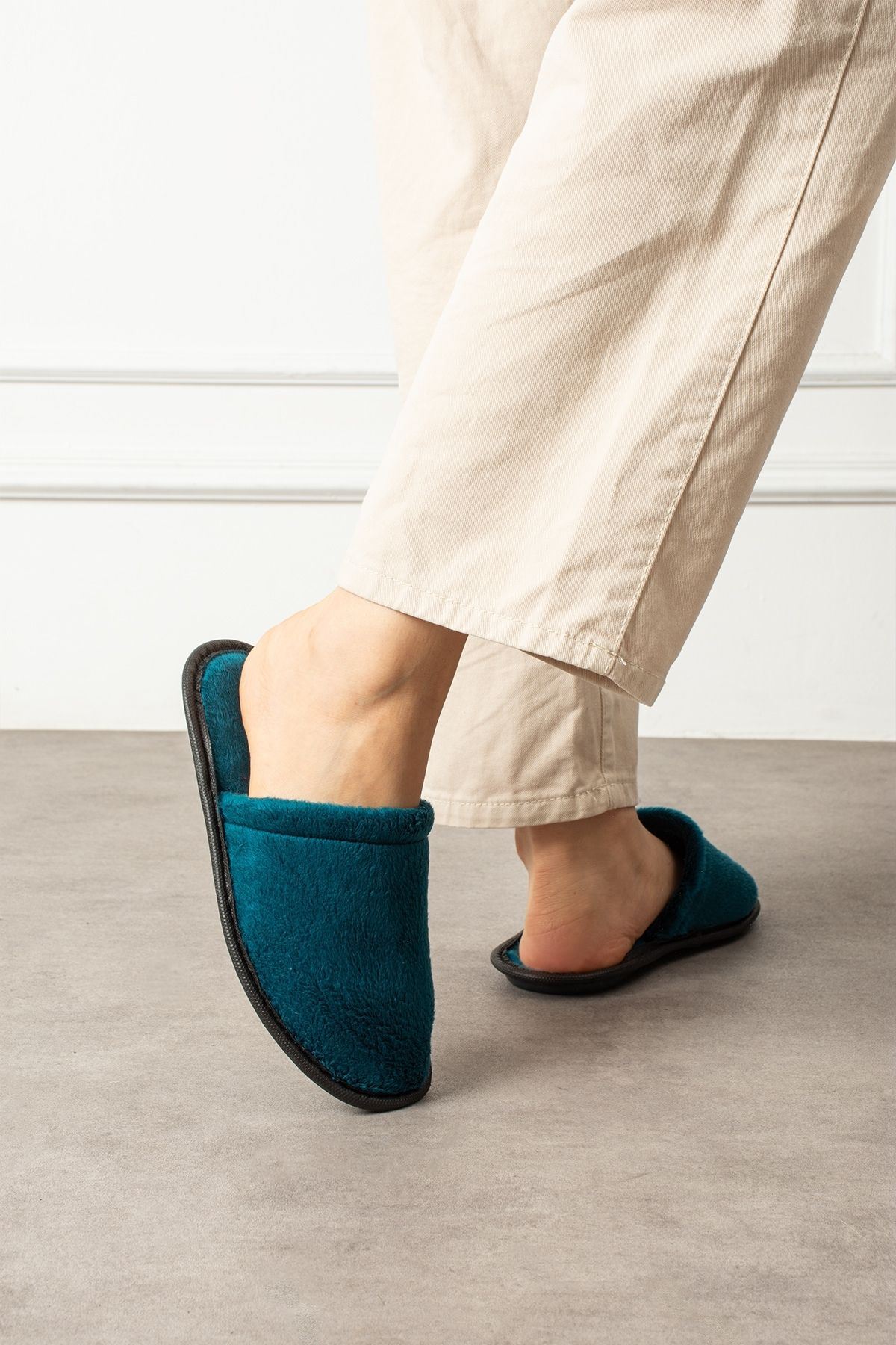 Velin Petrol Mavisi İçi Tüylü Önü Kapalı Ev Terliği