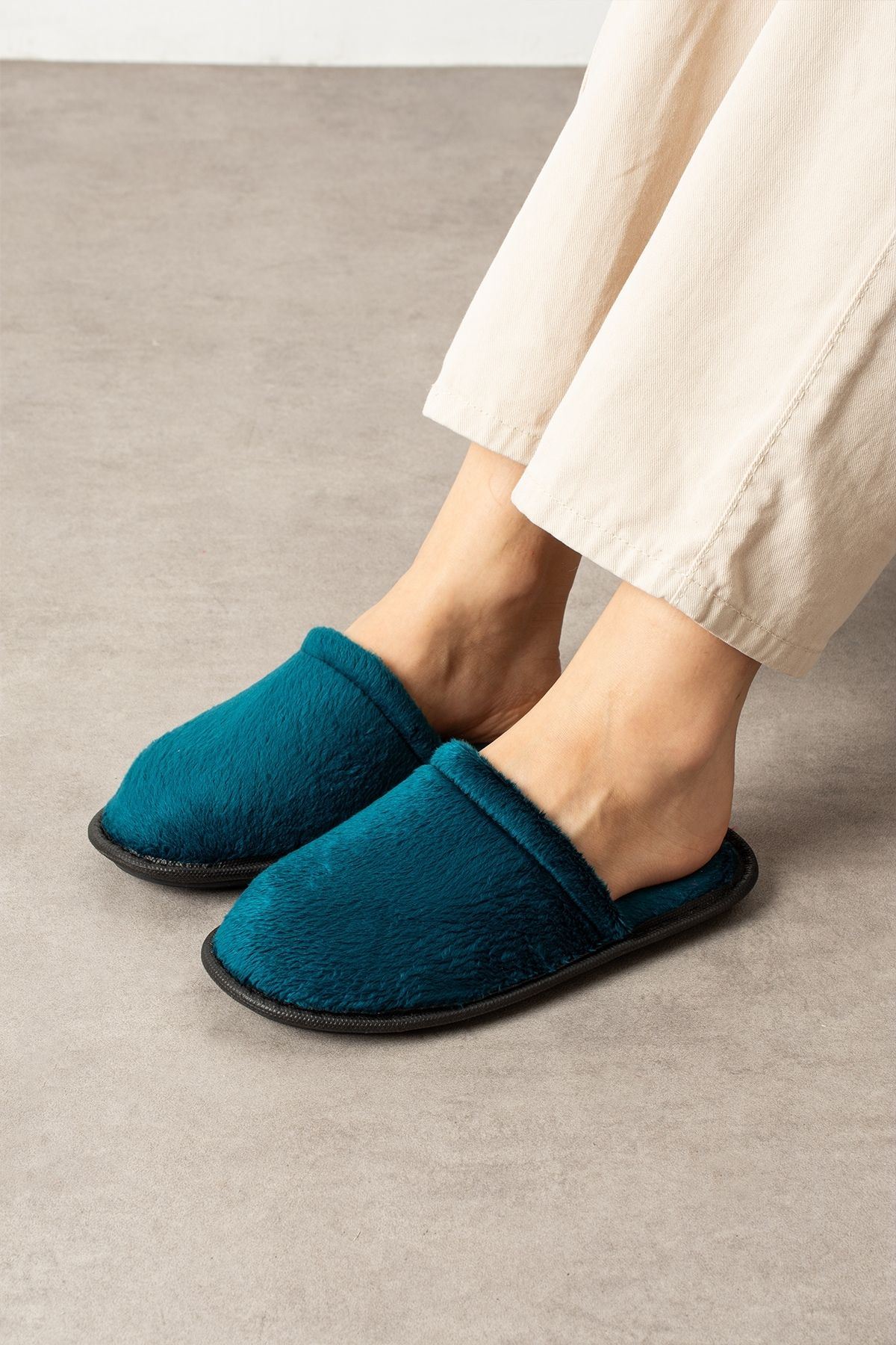 Velin Petrol Mavisi İçi Tüylü Önü Kapalı Ev Terliği