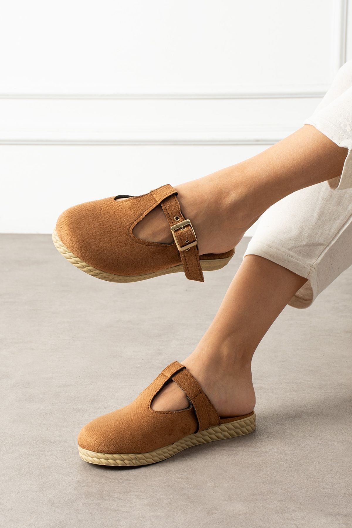 Sabrosa Taba Süet Tokalı Önü Kapalı Kadın Terliği