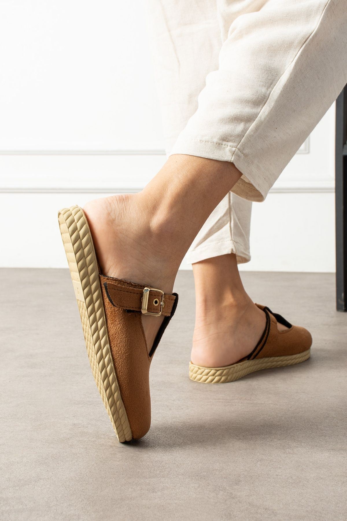 Sabrosa Taba Süet Tokalı Önü Kapalı Kadın Terliği