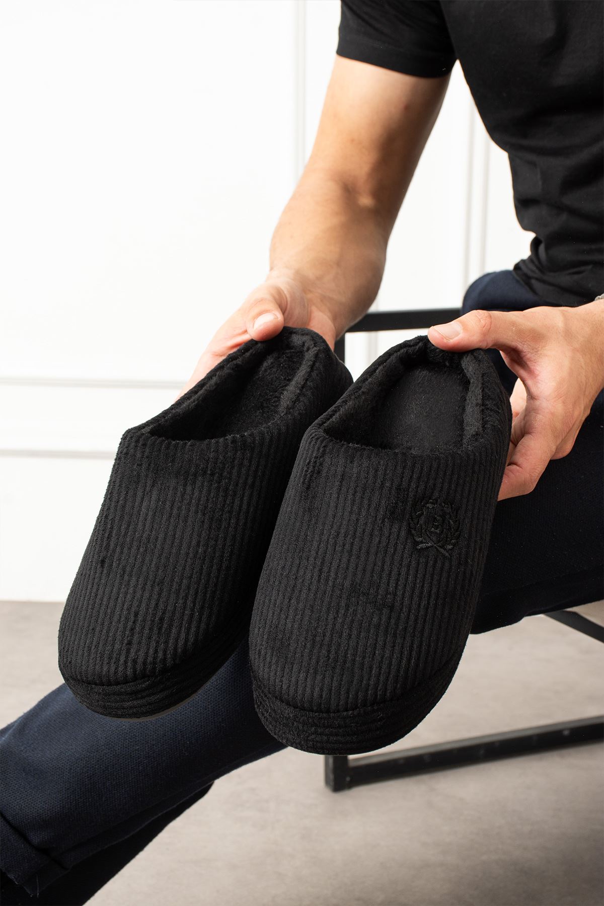 Atina Erkek Siyah Çizgi Şerit Desenli Önü Kapalı Ev Terliği 