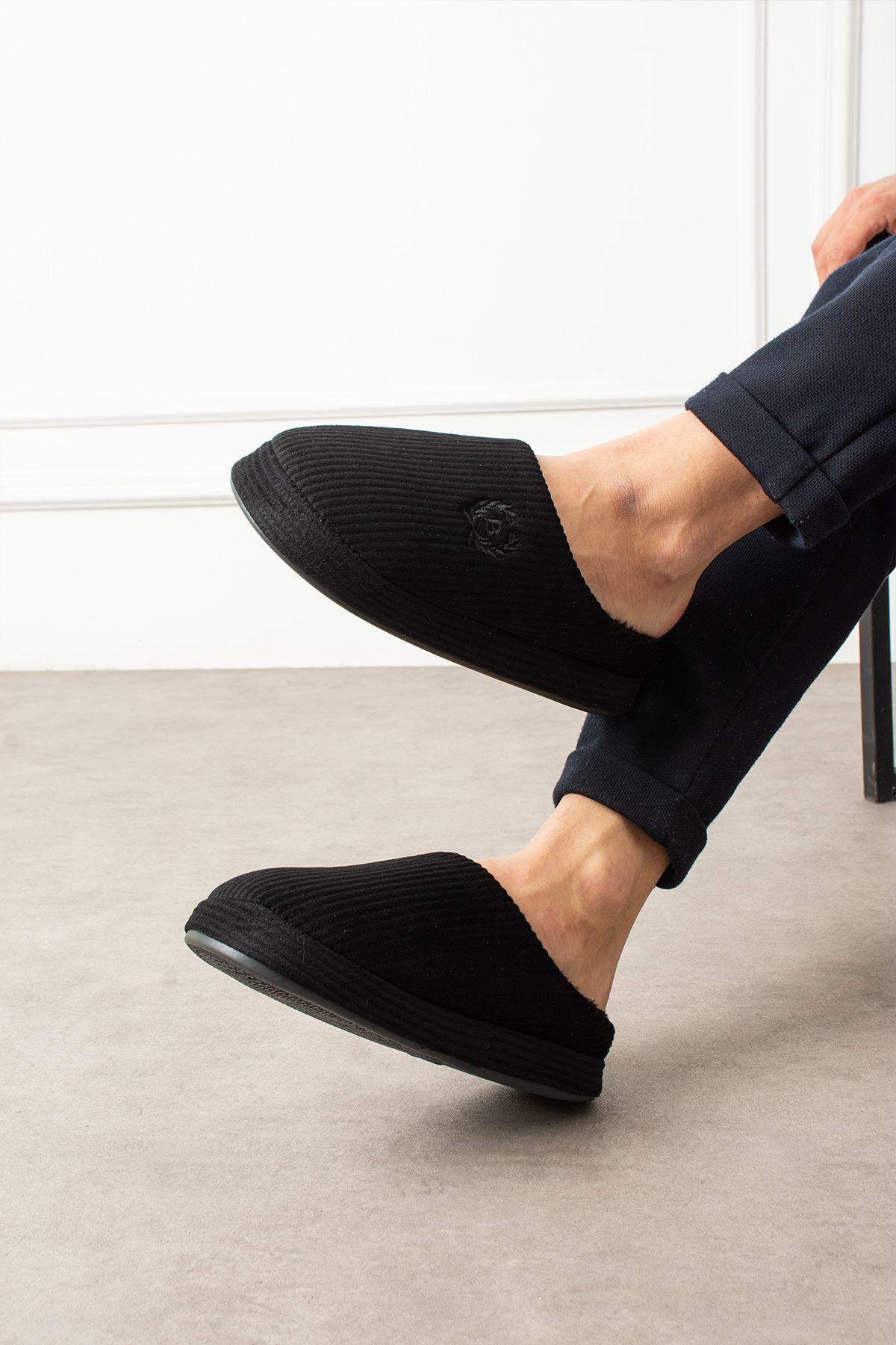 Atina Erkek Siyah Çizgi Şerit Desenli Önü Kapalı Ev Terliği 