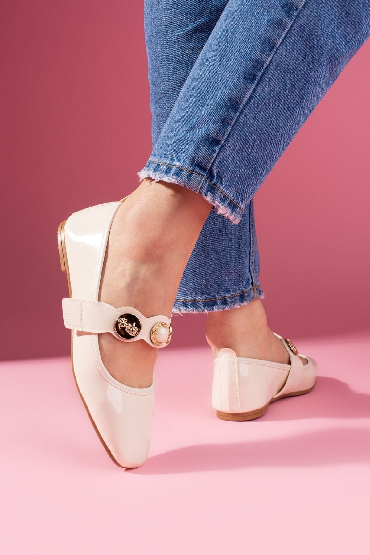 Milena Bej Rugan İnci ve Mühür Aksesuar Bantlı Babet