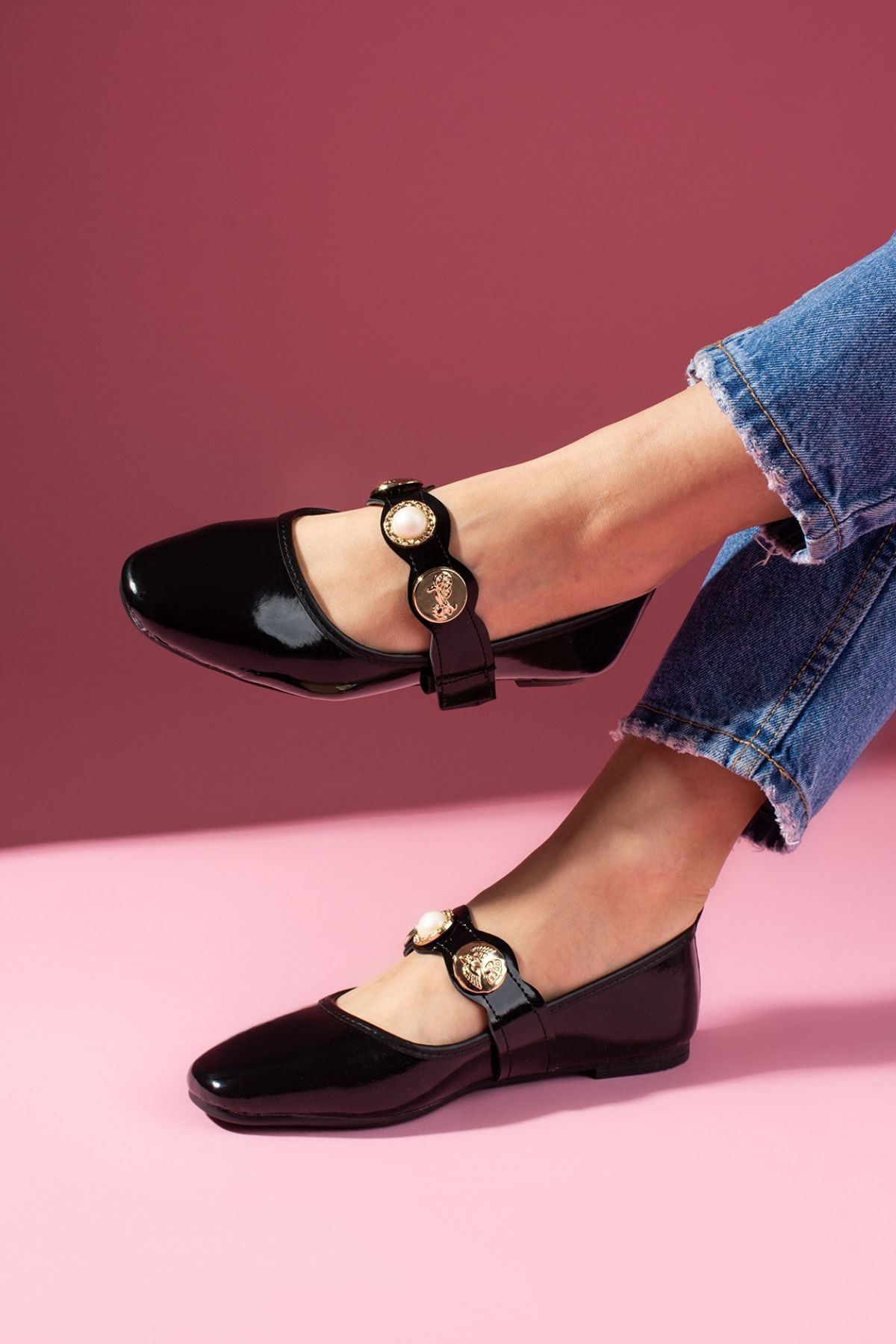 Milena Siyah Rugan İnci ve Mühür Aksesuar Bantlı Babet