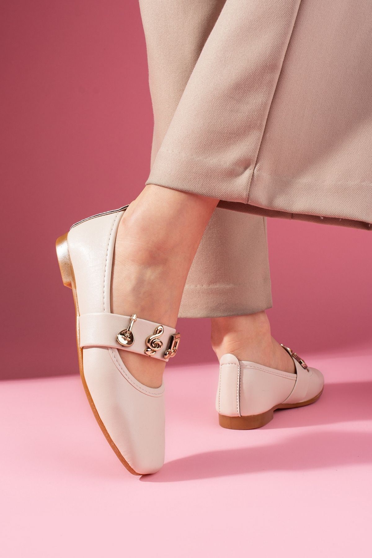 Melora Bej Cilt Gold Nota Aksesuar Bantlı Babet