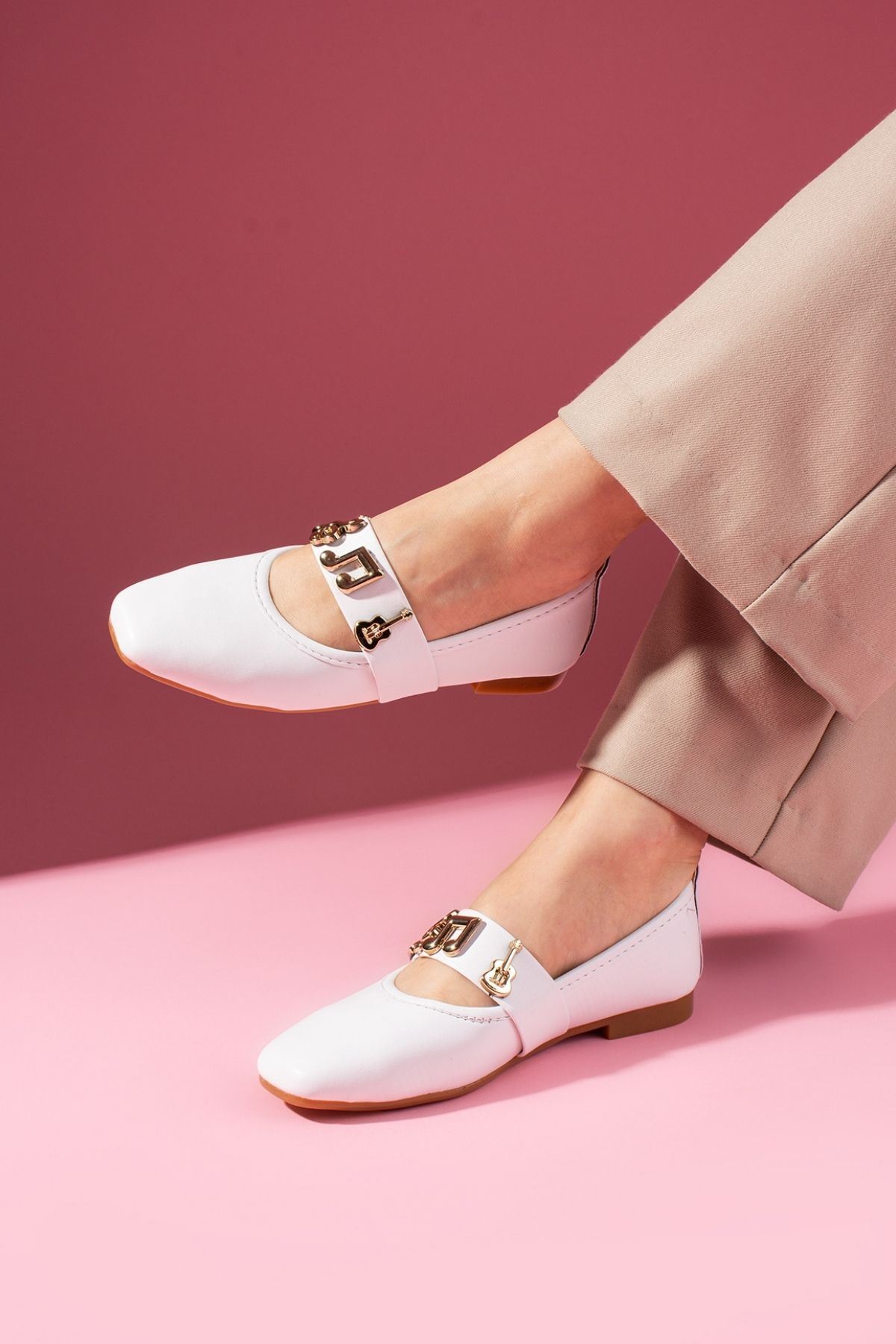 Melora Beyaz Cilt Gold Nota Aksesuar Bantlı Babet