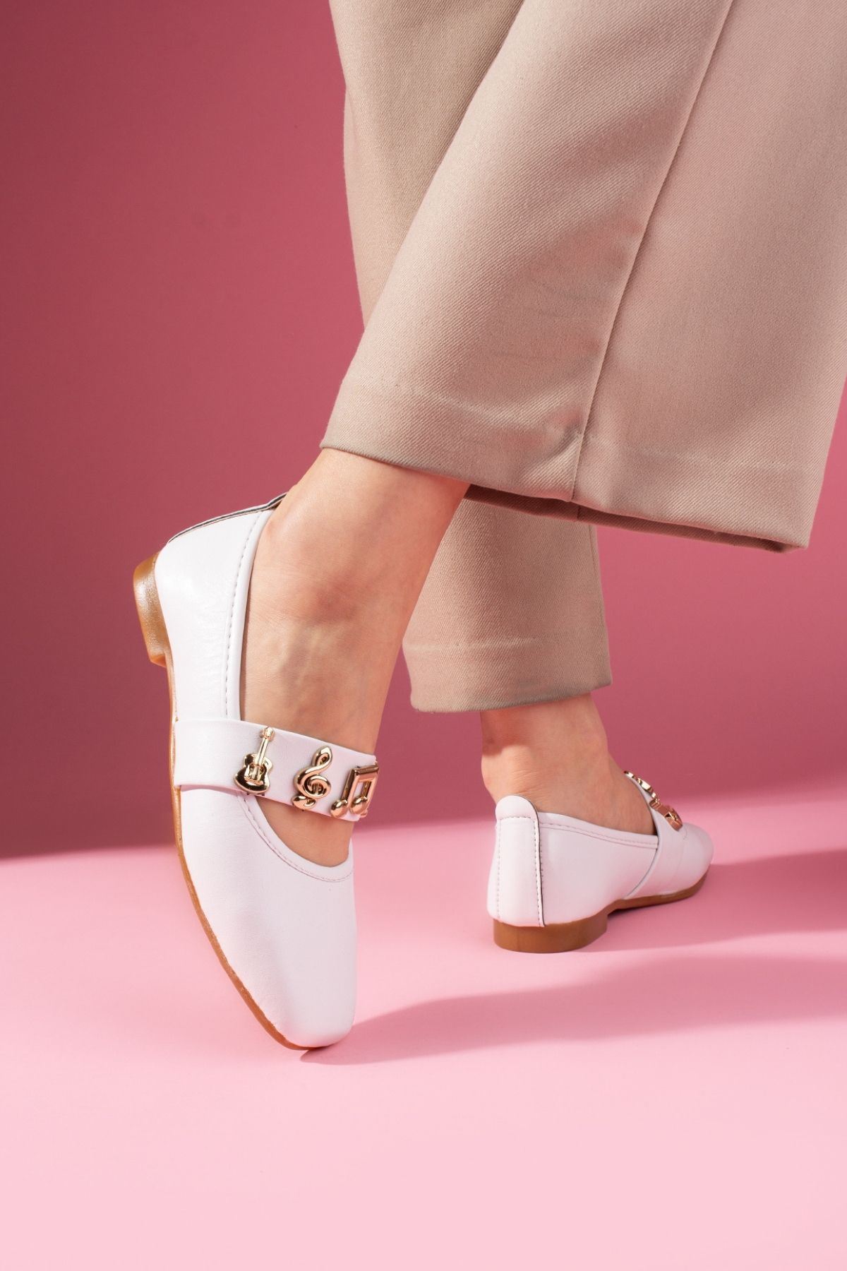 Melora Beyaz Cilt Gold Nota Aksesuar Bantlı Babet