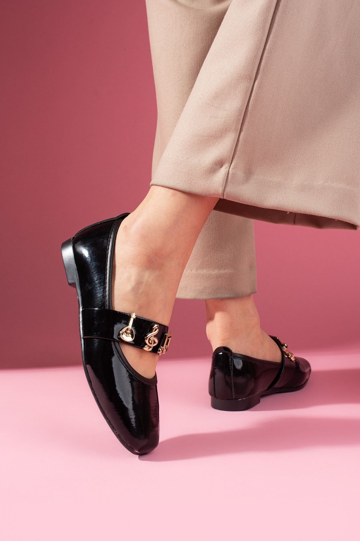 Melora Siyah Rugan Gold Nota Aksesuar Bantlı Babet