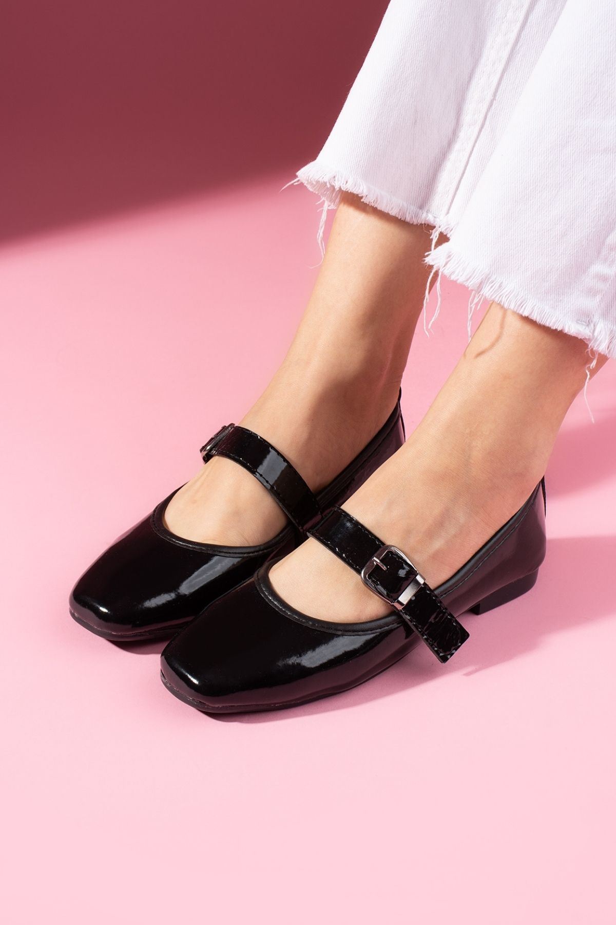 Lorena Siyah Rugan Gold Tokalı Kalın Bantlı Babet