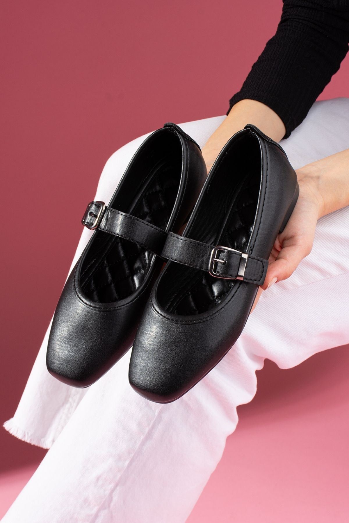 Lorena Siyah Cilt Gold Tokalı Kalın Bantlı Babet