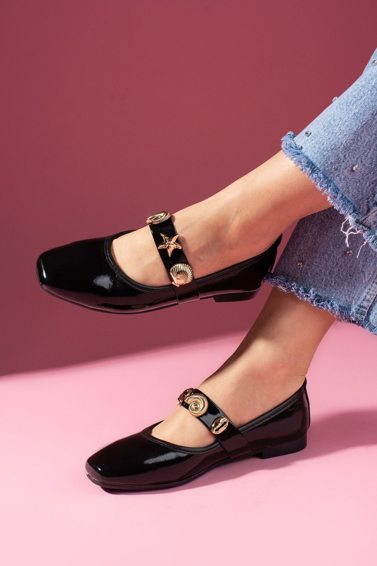 Marina Siyah Rugan Deniz Kabuğu Yıldız Aksesuar Bantlı Babet