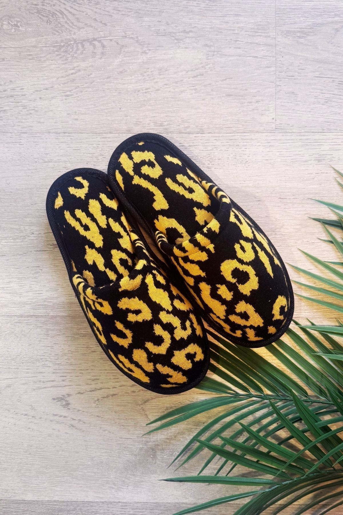 Alice Siyah Sarı Benekli Desenli Ev Terliği