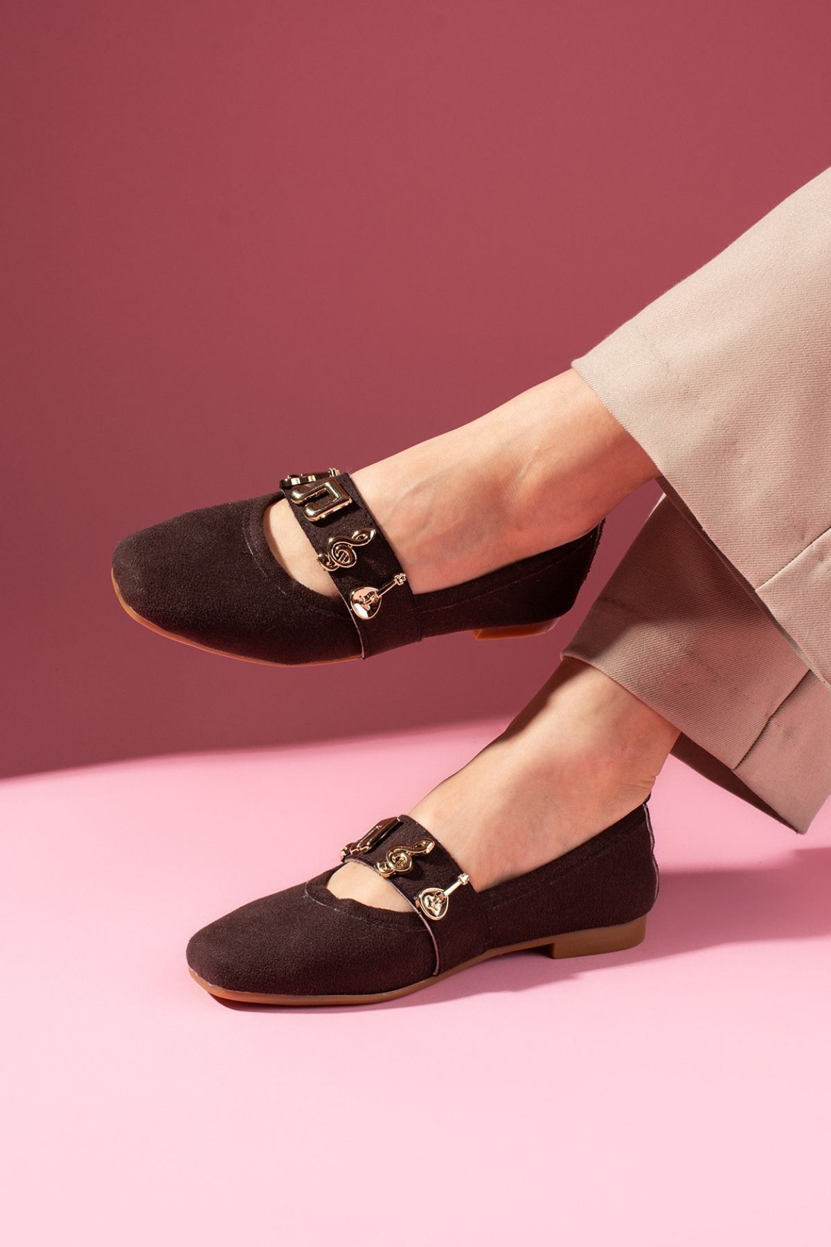 Melora Kahverengi Süet Gold Nota Aksesuar Bantlı Babet