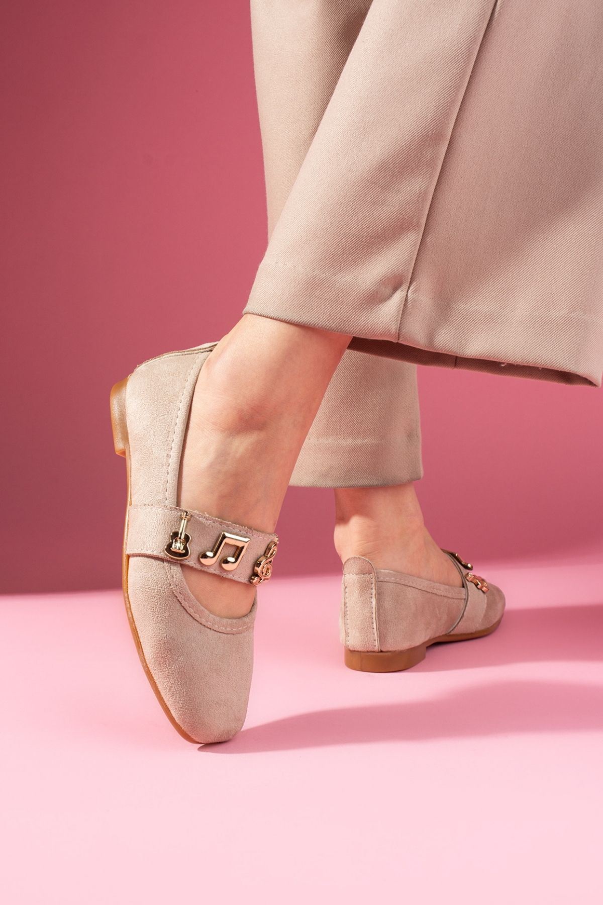 Melora Bej Süet Gold Nota Aksesuar Bantlı Babet