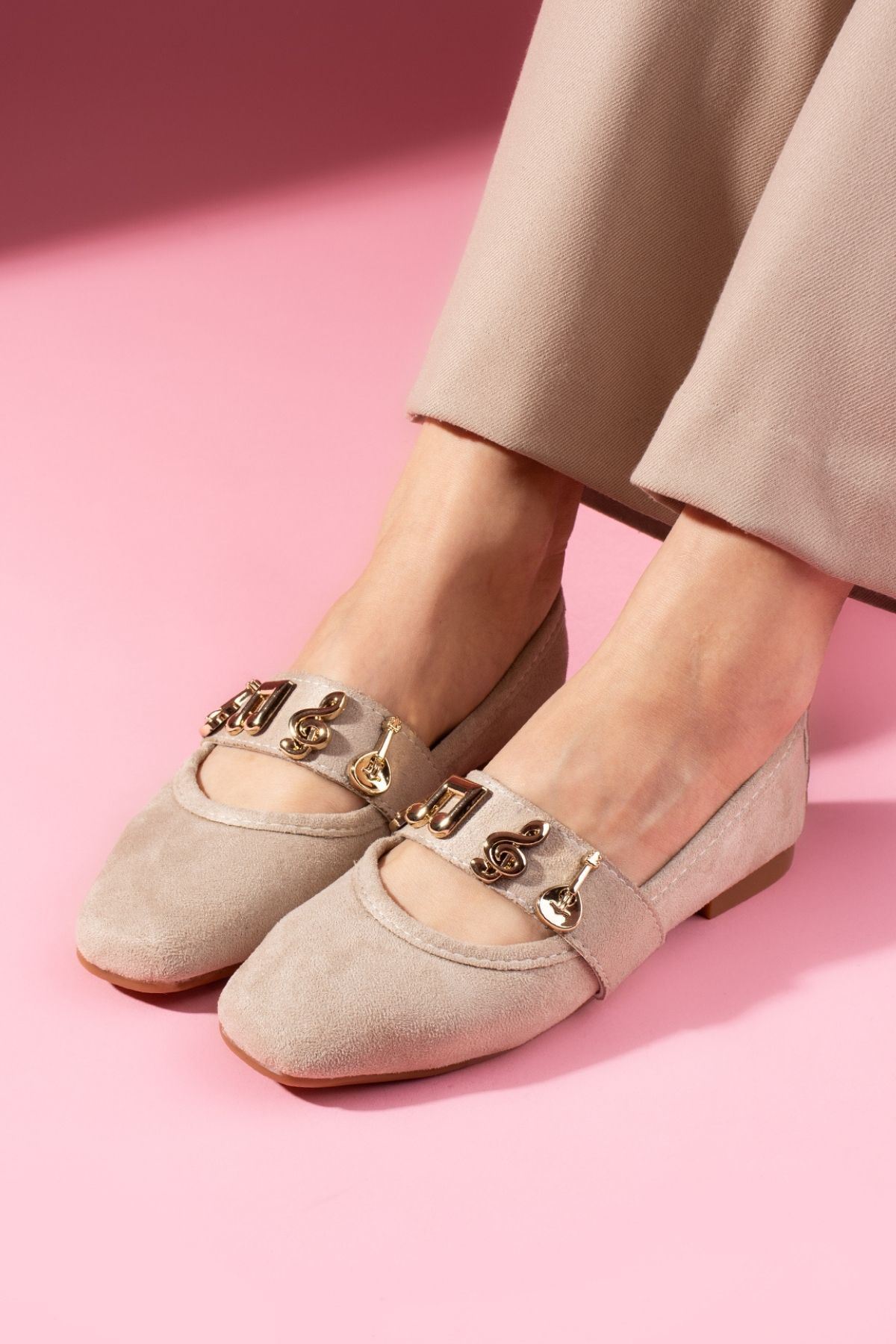 Melora Bej Süet Gold Nota Aksesuar Bantlı Babet