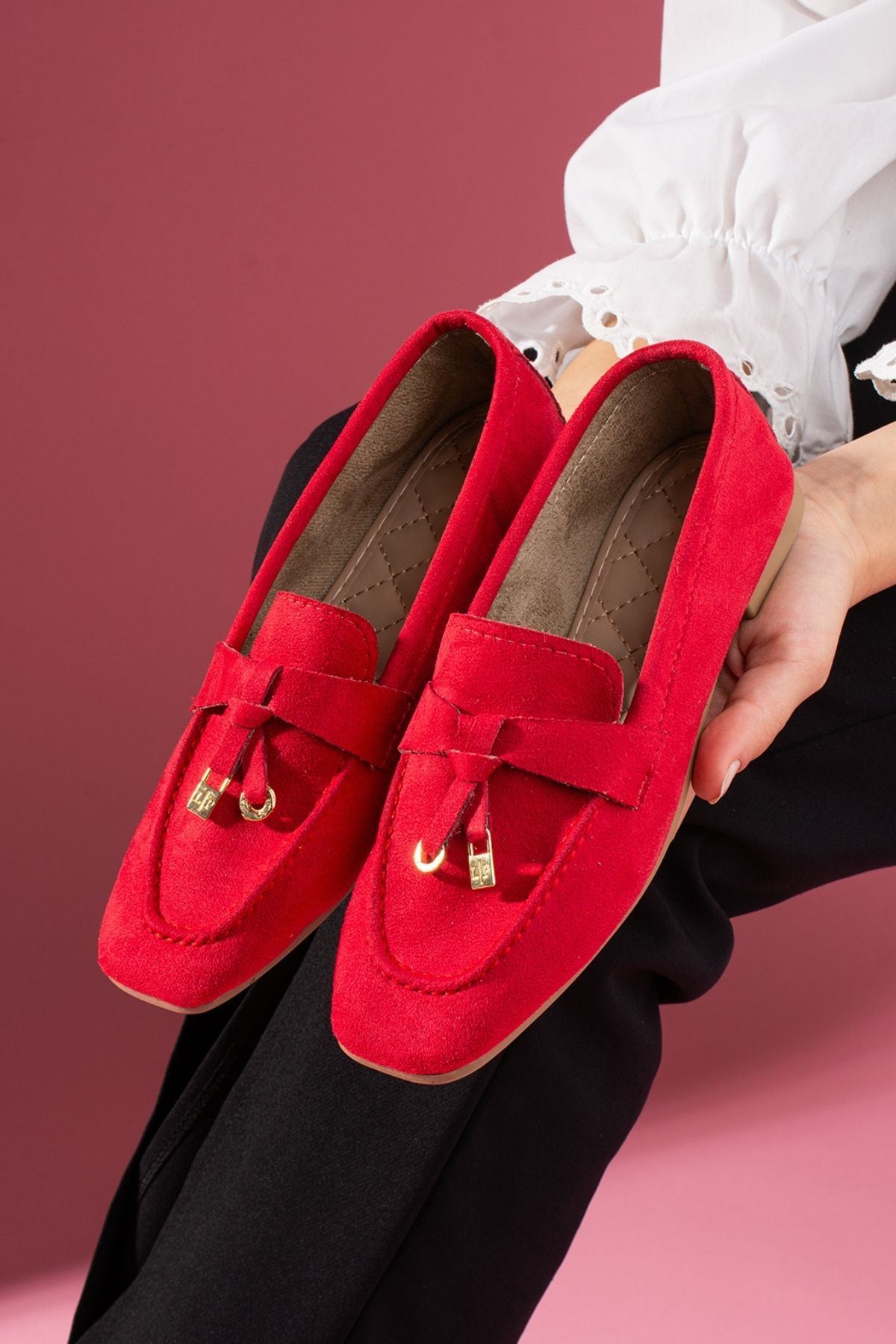 Viona Kırmızı Süet Saraçlı Mini Fiyonk Aksesuarlı Loafer Babet