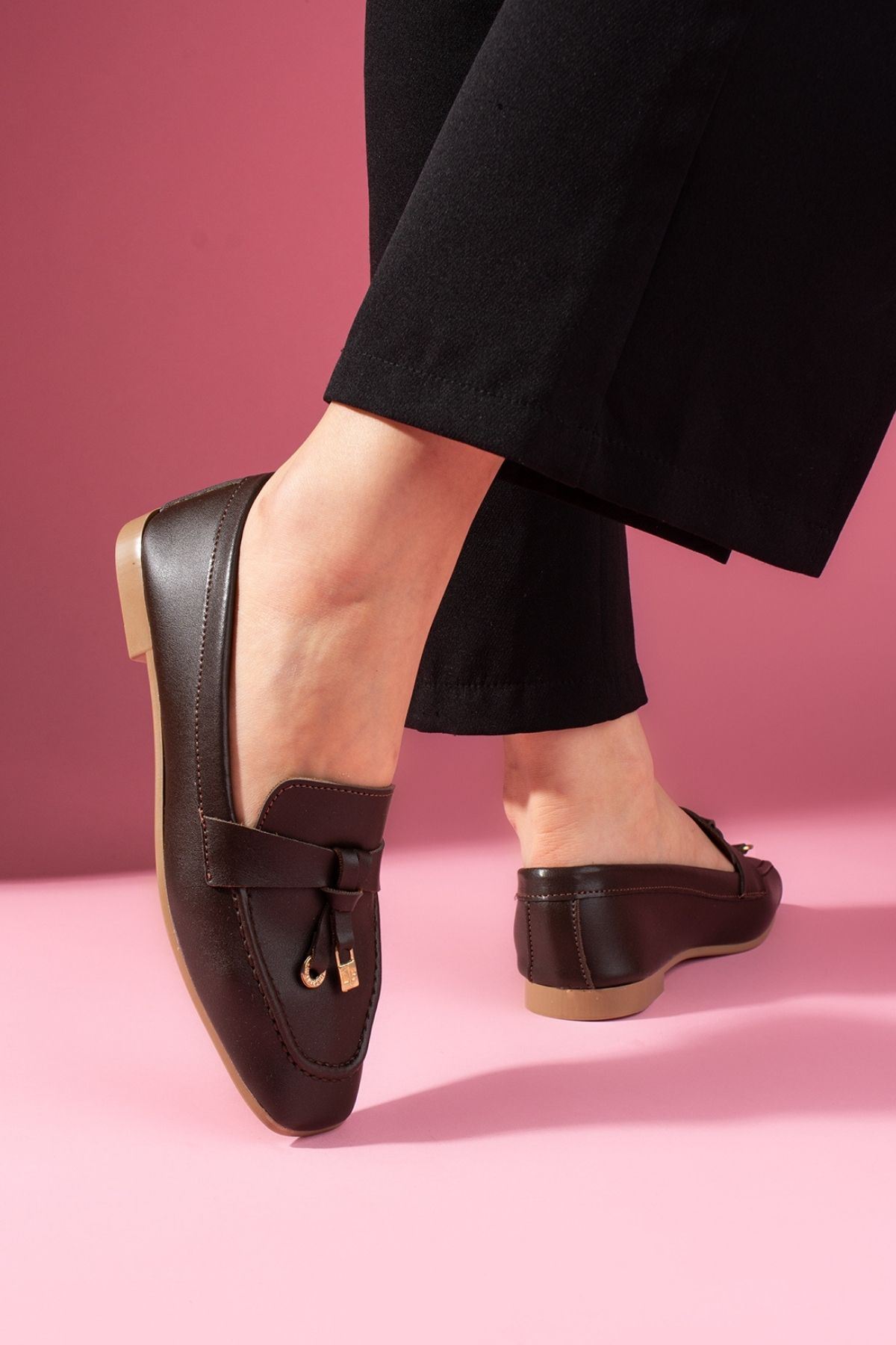 Viona Kahverengi Cilt Saraçlı Mini Fiyonk Aksesuarlı Loafer Babet