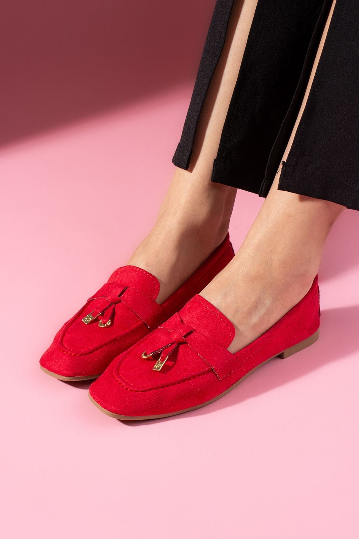 Viona Kırmızı Süet Saraçlı Mini Fiyonk Aksesuarlı Loafer Babet