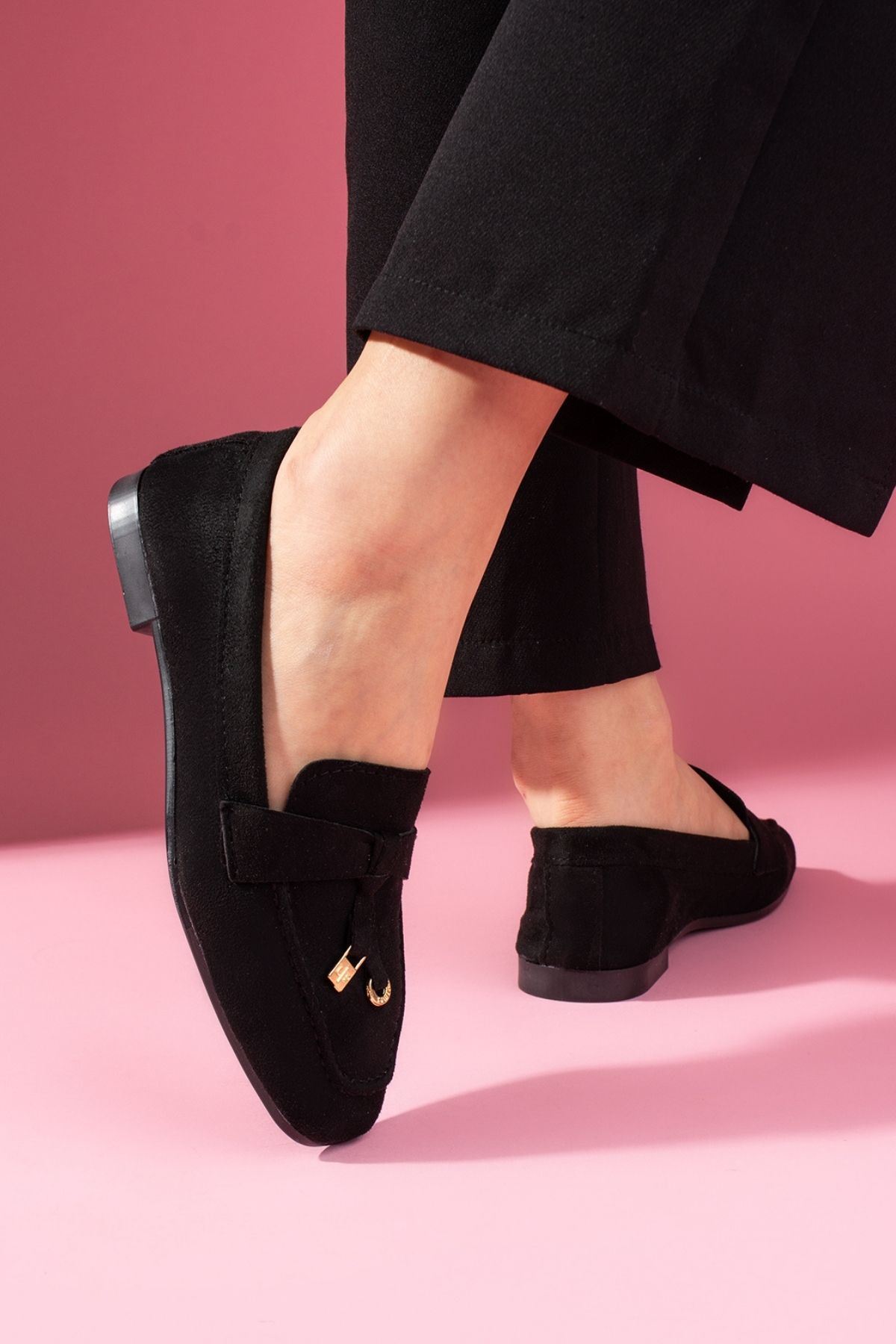 Viona Siyah Süet Saraçlı Mini Fiyonk Aksesuarlı Loafer Babet