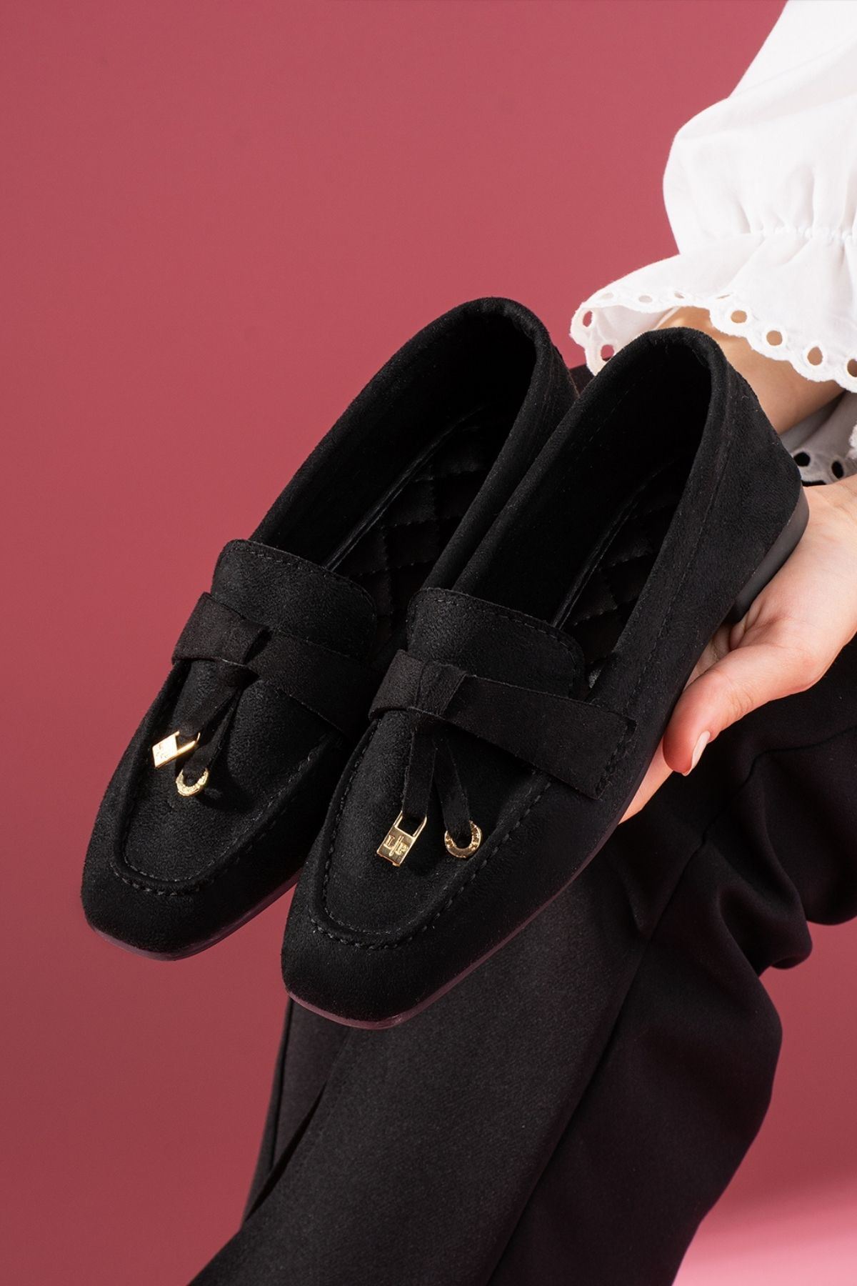 Viona Siyah Süet Saraçlı Mini Fiyonk Aksesuarlı Loafer Babet