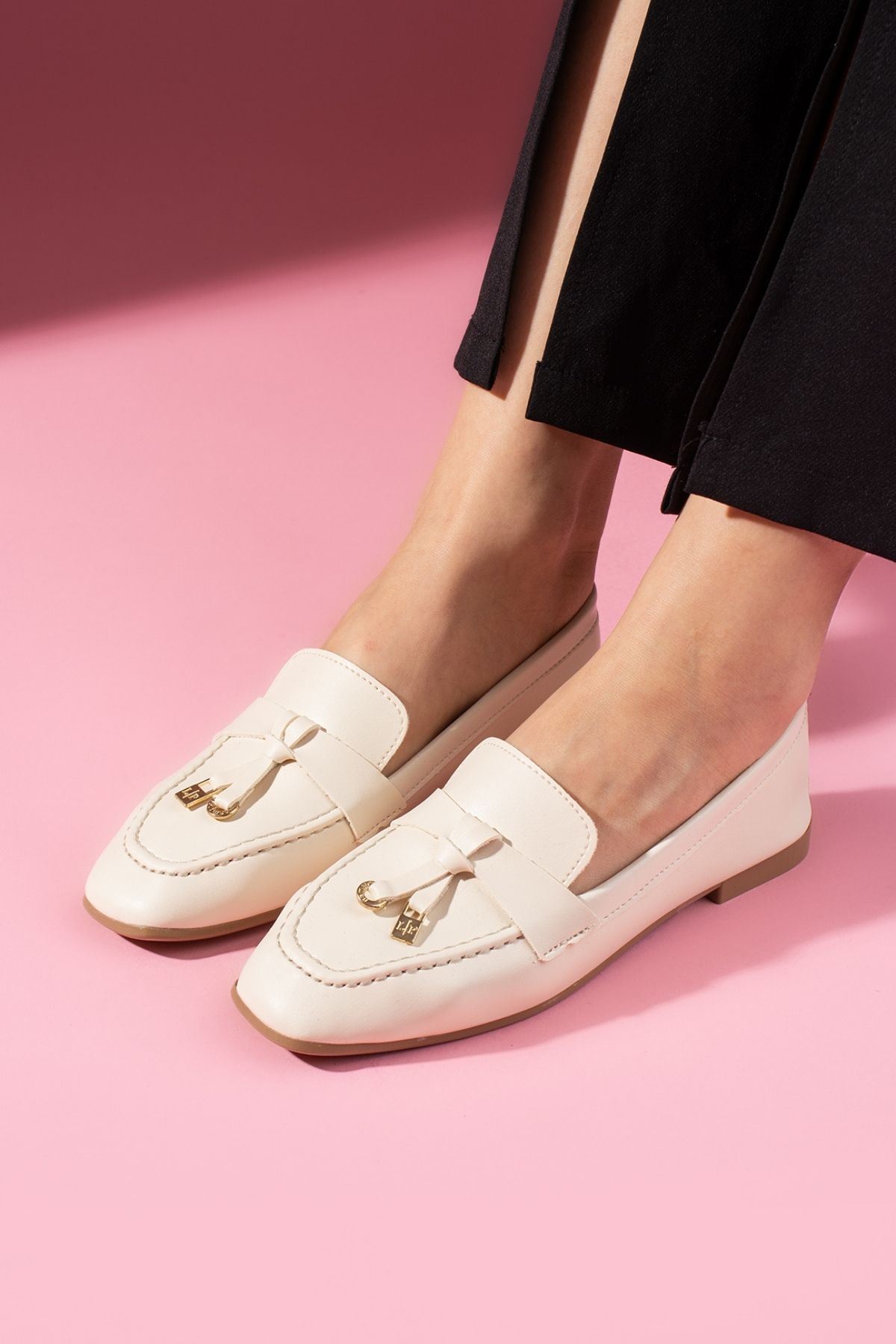 Viona Bej Cilt Saraçlı Mini Fiyonk Aksesuarlı Loafer Babet