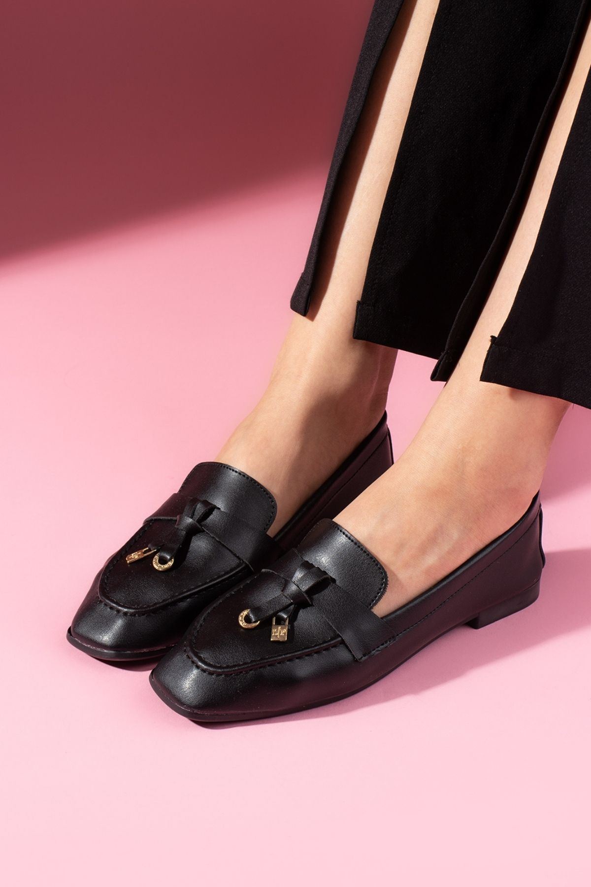 Viona Siyah Cilt Saraçlı Mini Fiyonk Aksesuarlı Loafer Babet