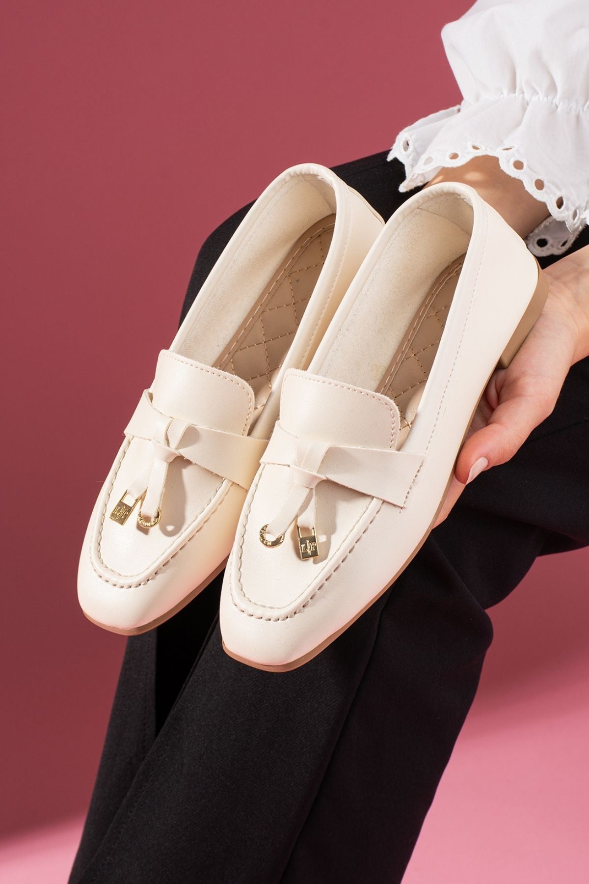 Viona Bej Cilt Saraçlı Mini Fiyonk Aksesuarlı Loafer Babet