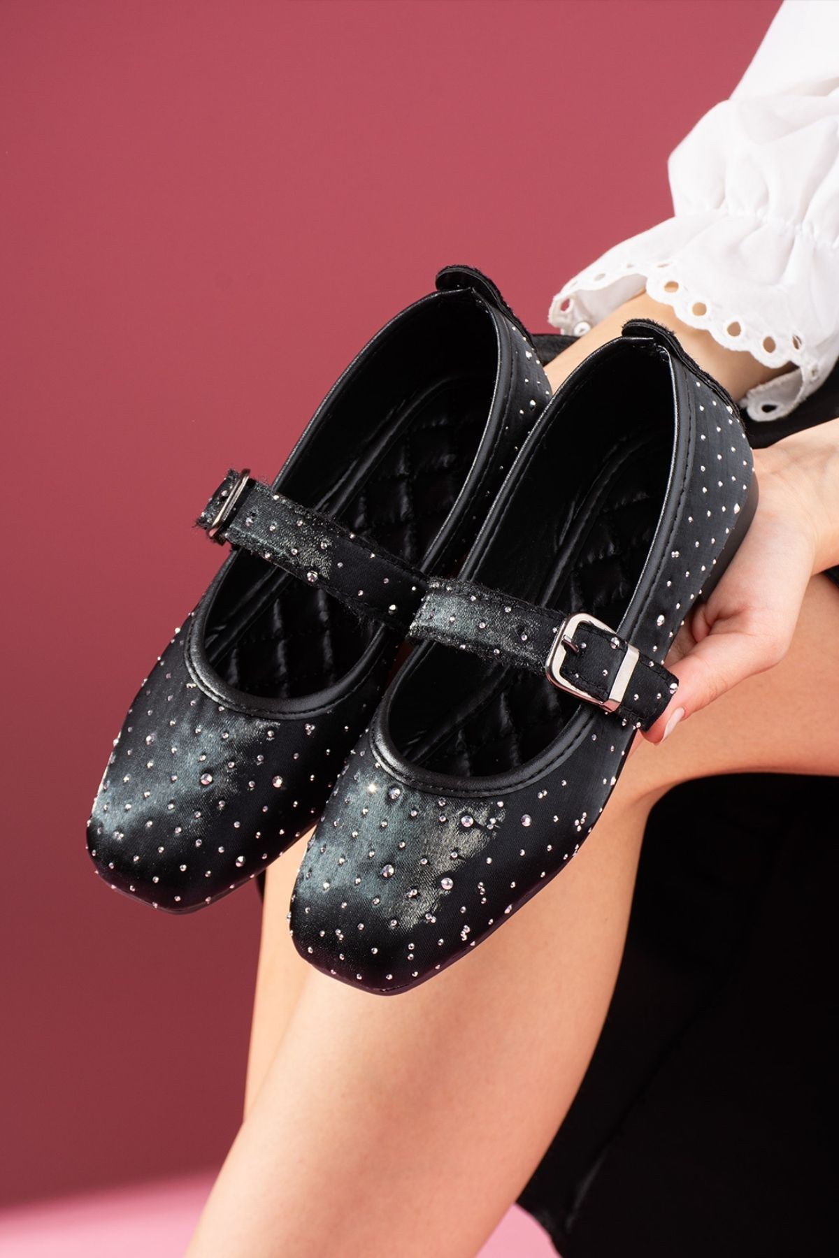 Adora Siyah Saten Taşlı Gümüş Tokalı Kalın Bantlı Babet