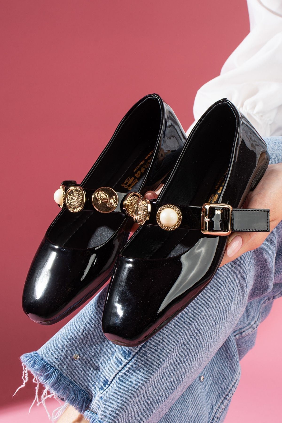 Colette Siyah Rugan Gold Tokalı İnci ve Mühür Aksesuar Bantlı Babet