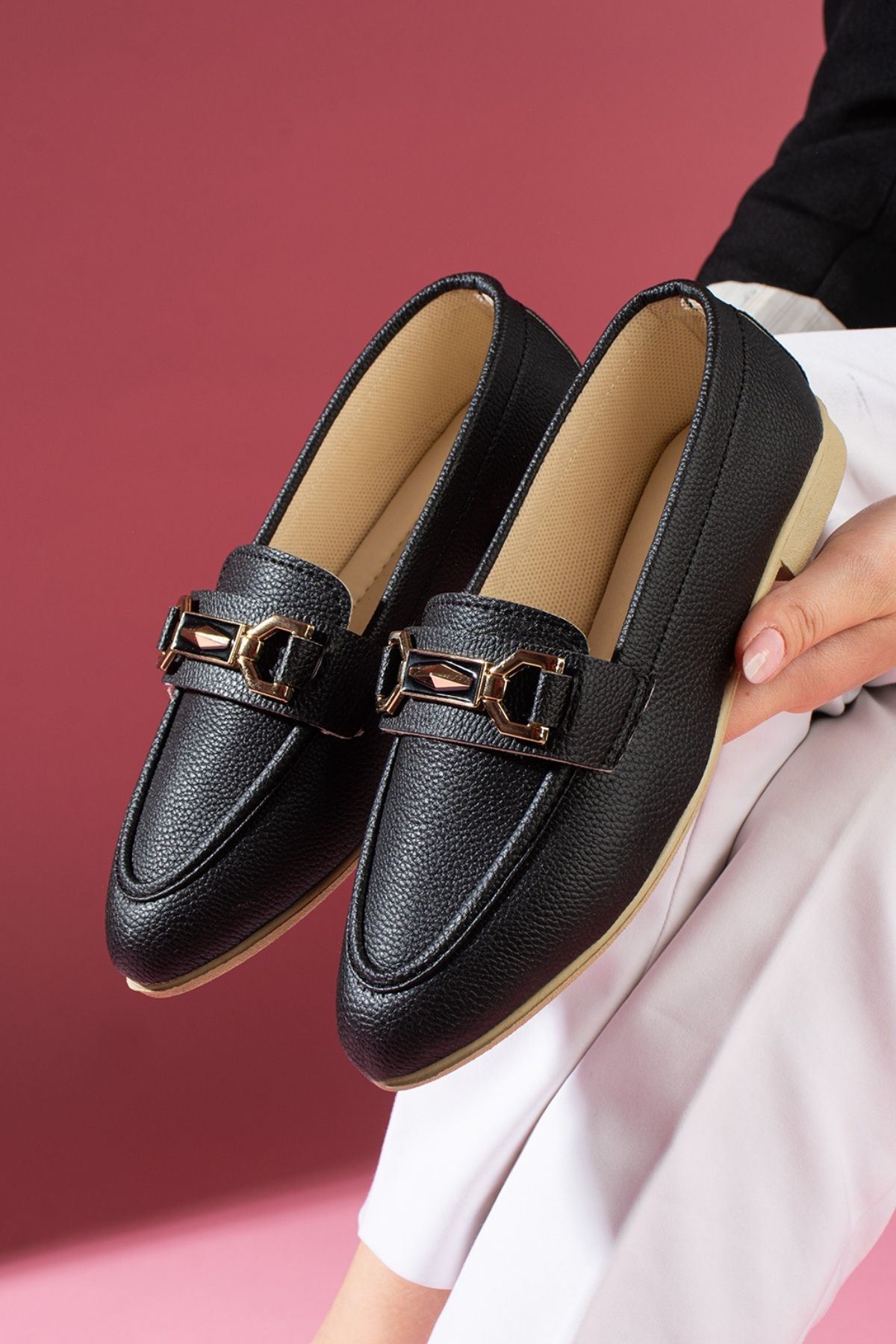 Lucia Siyah Gold Zincir Aksesuarlı Loafer Babet