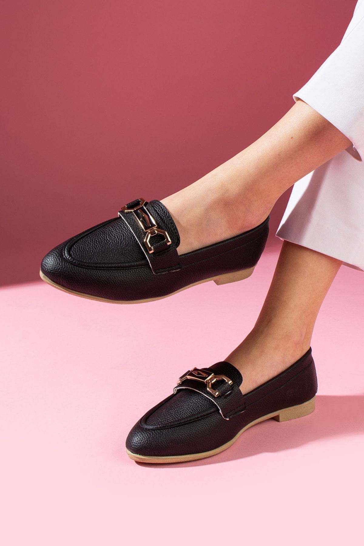 Lucia Siyah Gold Zincir Aksesuarlı Loafer Babet