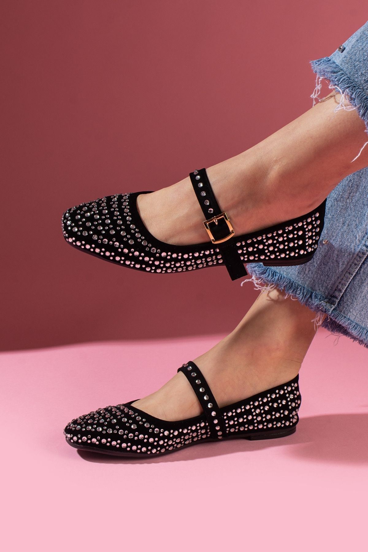 Renata Siyah Süet Kristal Taş İşlemeli Gold Tokalı Kemer Bantlı Babet