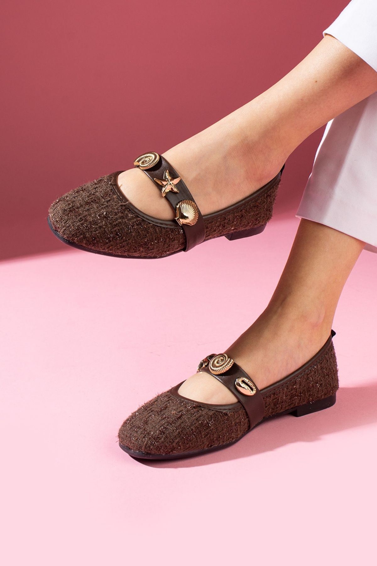 Veneta Kahverengi Simli Kumaş Deniz Kabuğu Yıldız Aksesuar Bantlı Babet