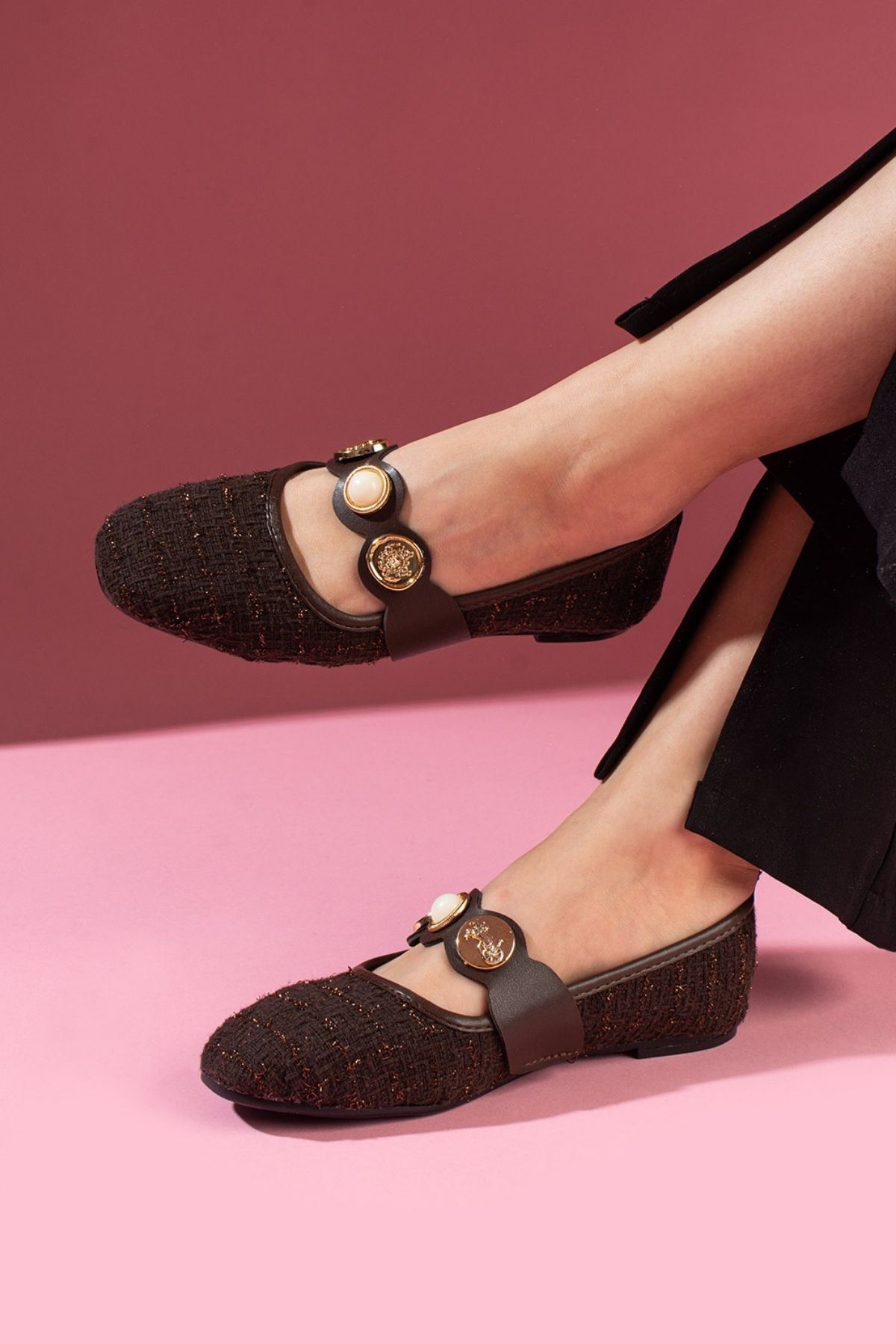 Modena Kahverengi Simli Kumaş İnci ve Mühür Detaylı Bantlı Babet