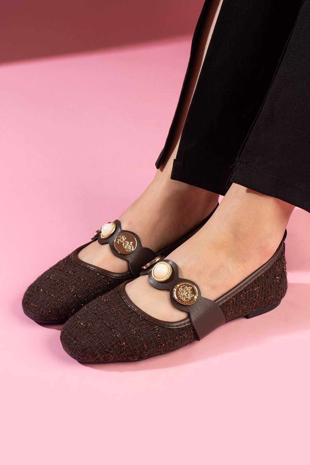 Modena Kahverengi Simli Kumaş İnci ve Mühür Detaylı Bantlı Babet