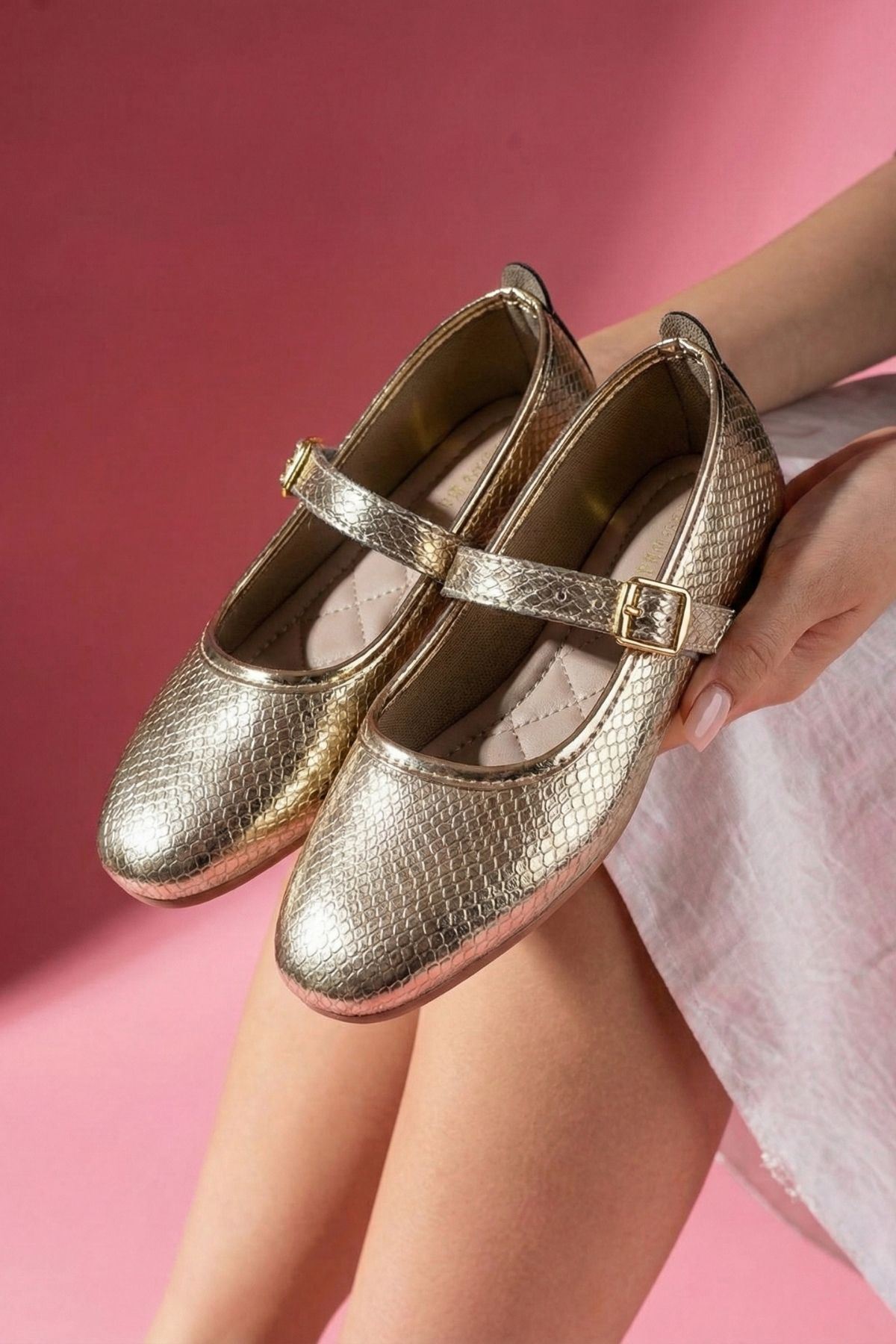 Dorata Altın Renk Yılan Derisi Motifli Kemerli Babet