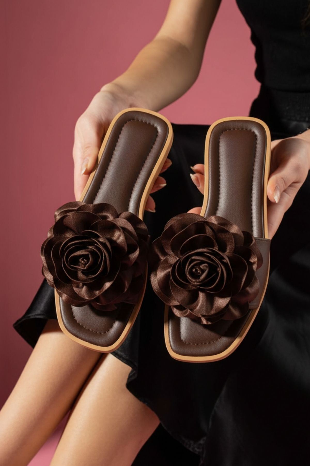 Vedora Kahverengi Kumaş Gül Aksesuarlı Terlik