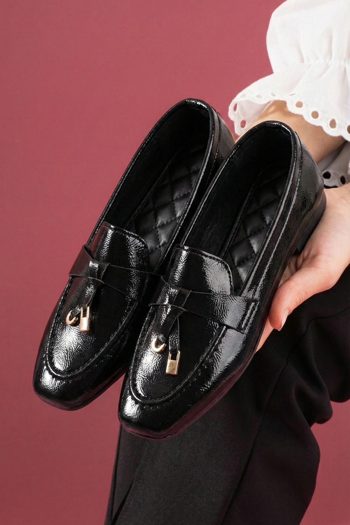 Viona Siyah Kırışık Rugan Saraçlı Mini Fiyonk Aksesuarlı Loafer Babet