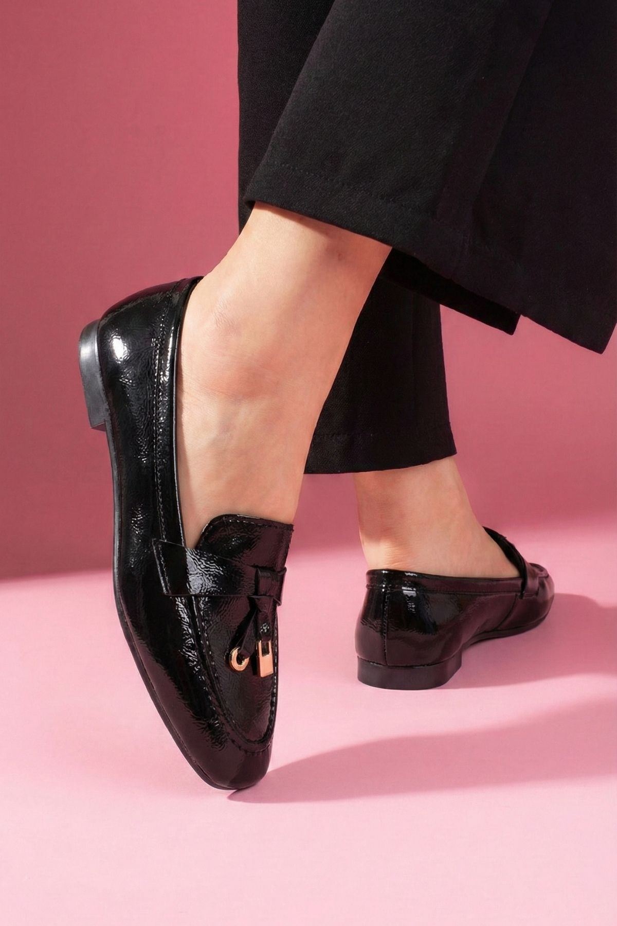 Viona Siyah Kırışık Rugan Saraçlı Mini Fiyonk Aksesuarlı Loafer Babet