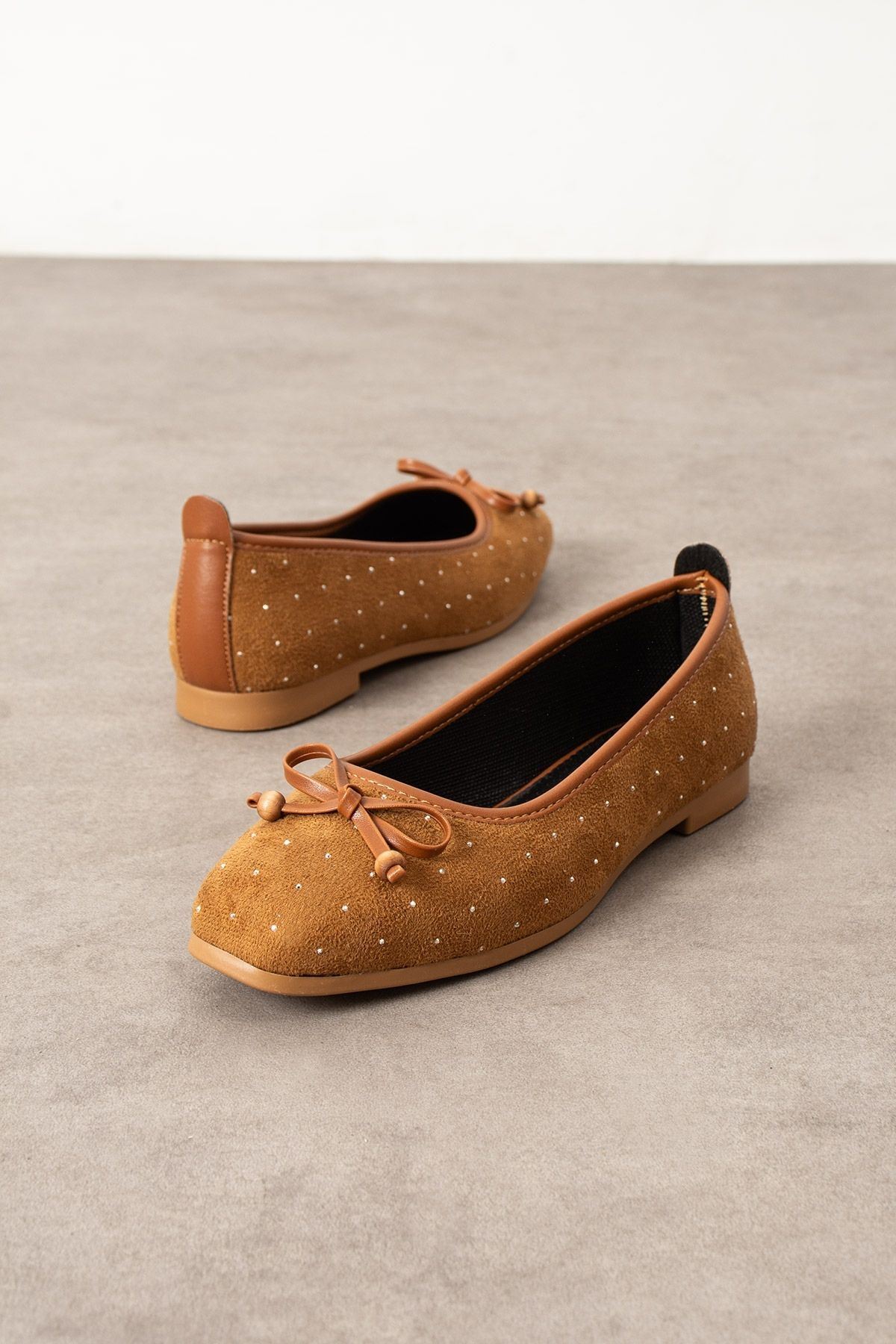 Fiora Taba Süet Mini Taşlı Fiyonklu Ahşap Boncuk Detaylı Babet