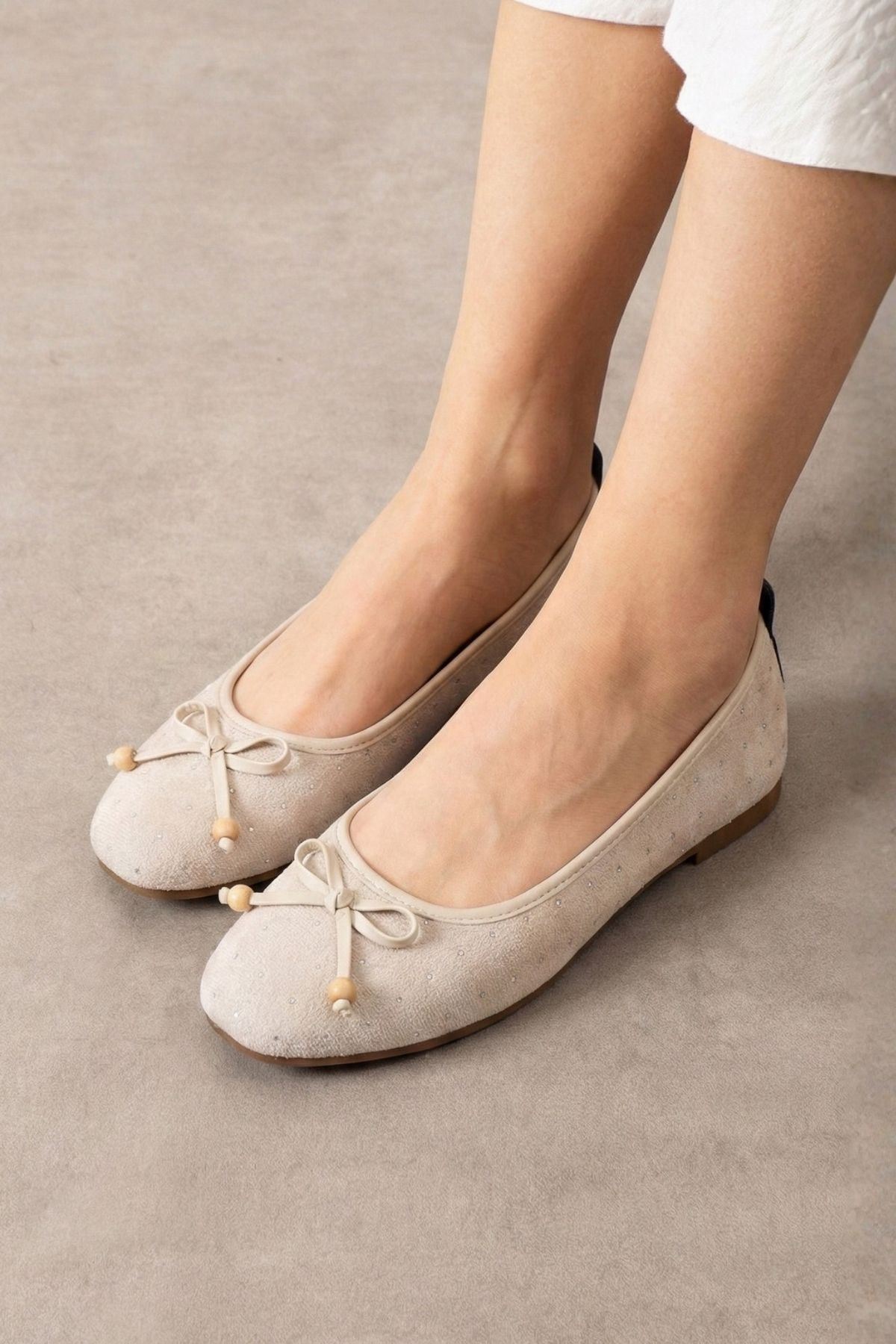 Fiora Bej Süet Mini Taşlı Fiyonklu Ahşap Boncuk Detaylı Babet