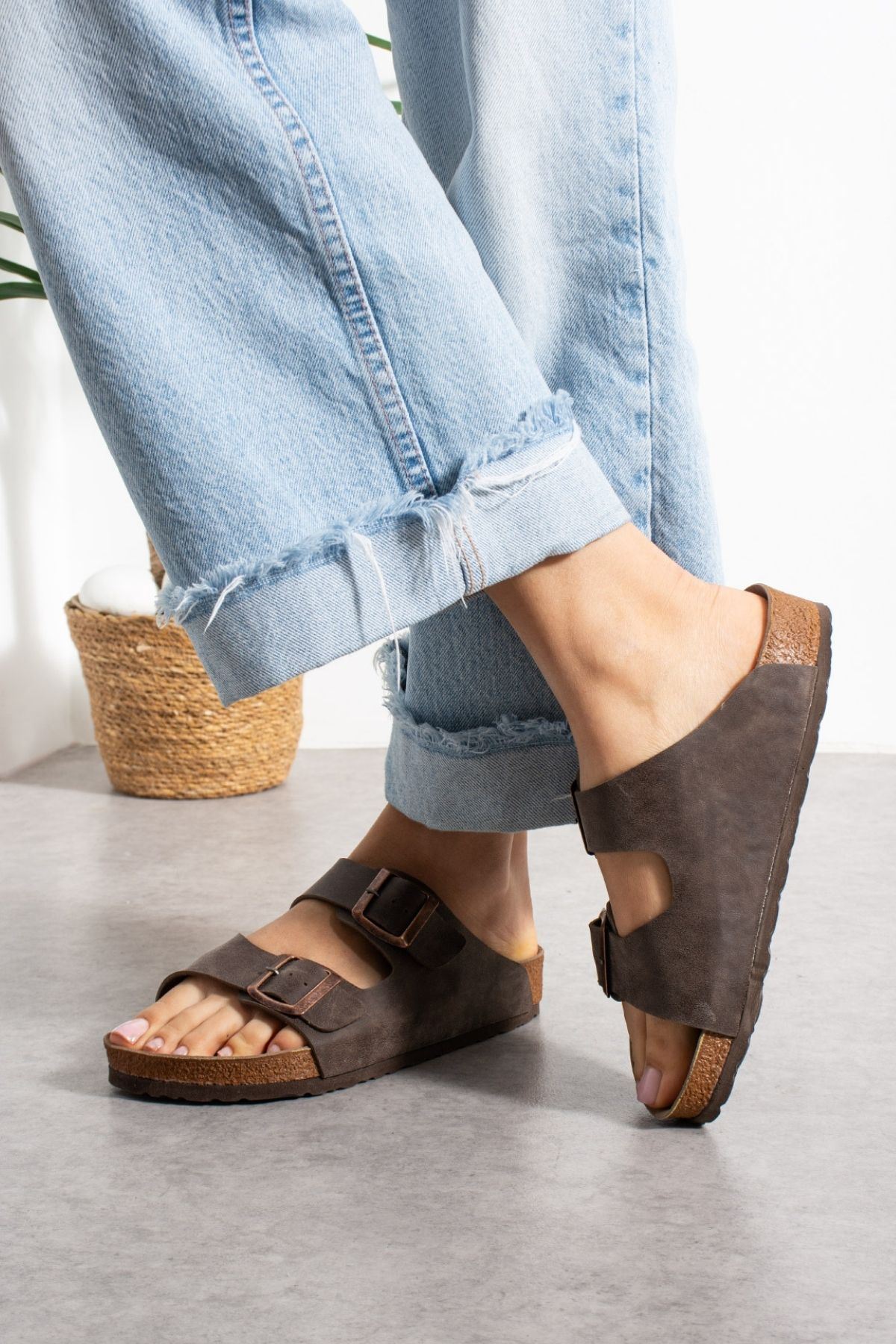 Arona Kahverengi Nubuk Çift Bantlı Ortopedik Mantar Taban Premium Terlik