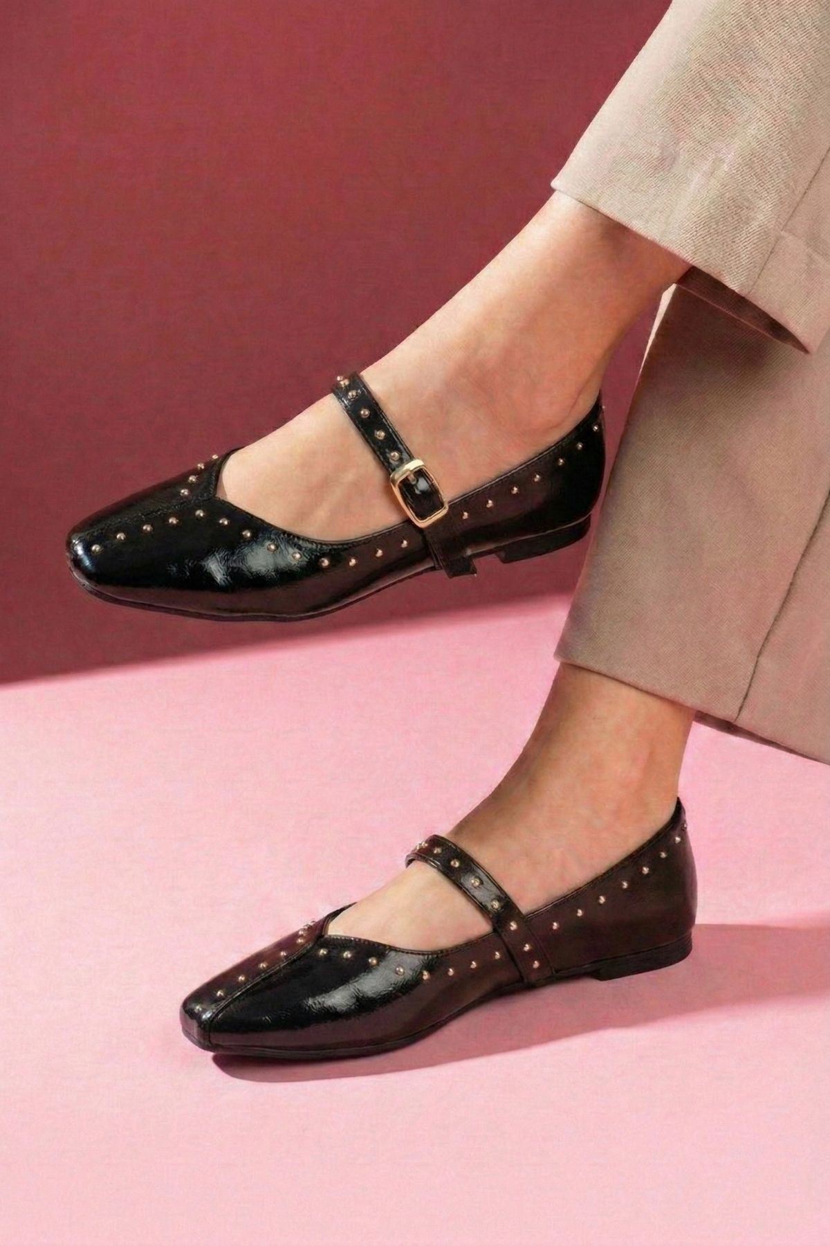 Castana Siyah Cilt Metal Mini Troklu Gold Tokalı Tek Bant Babet