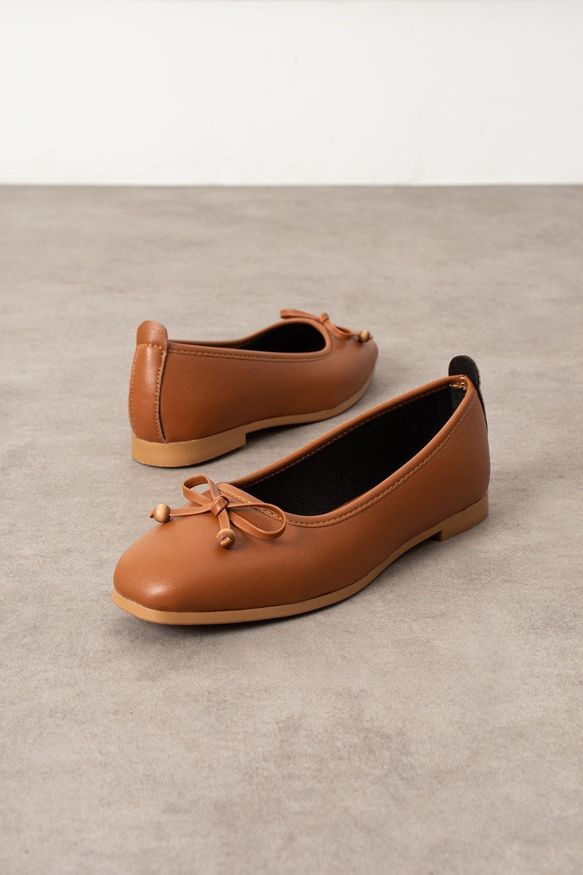 Fiora Taba Cilt Fiyonklu Ahşap Boncuk Detaylı Babet