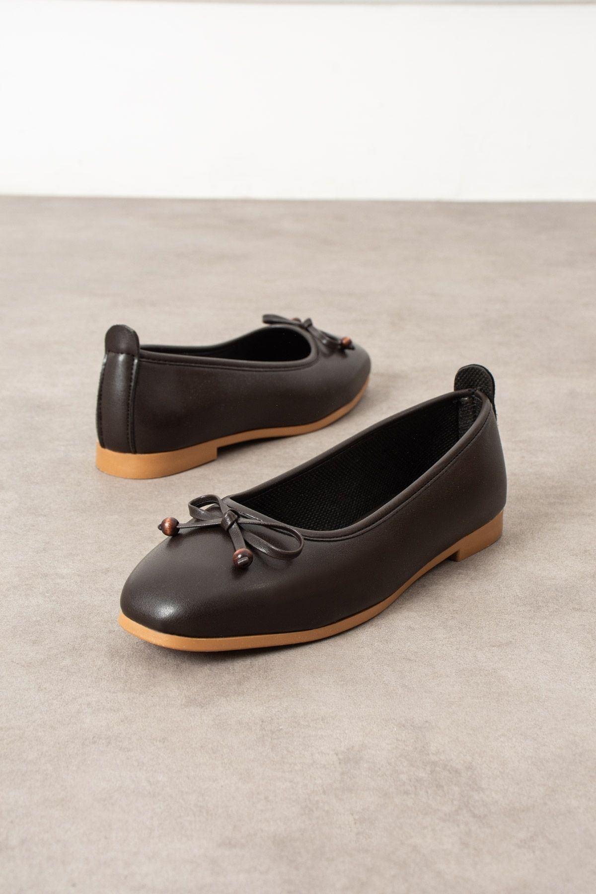 Fiora Kahverengi Cilt Fiyonklu Ahşap Boncuk Detaylı Babet