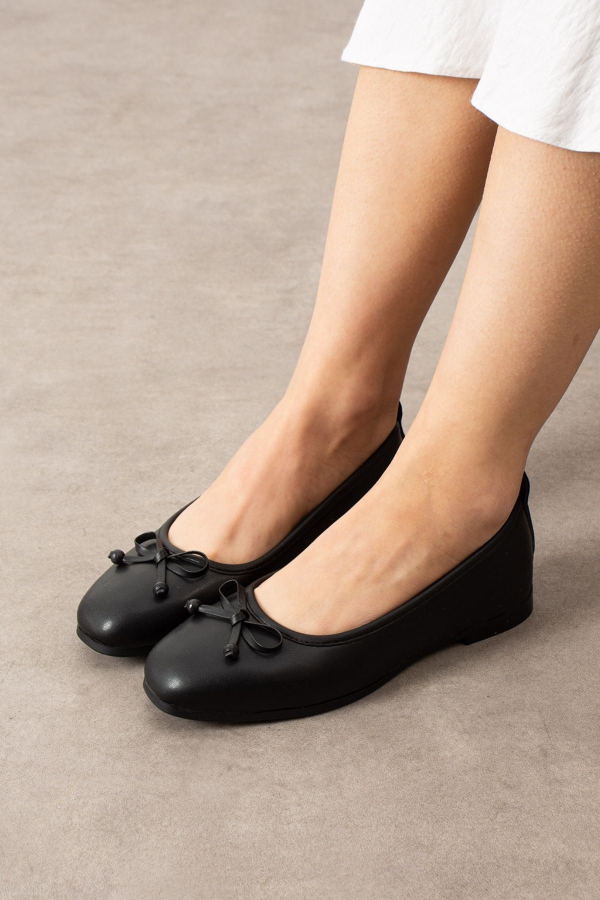 Fiora Siyah Cilt Fiyonklu Ahşap Boncuk Detaylı Babet